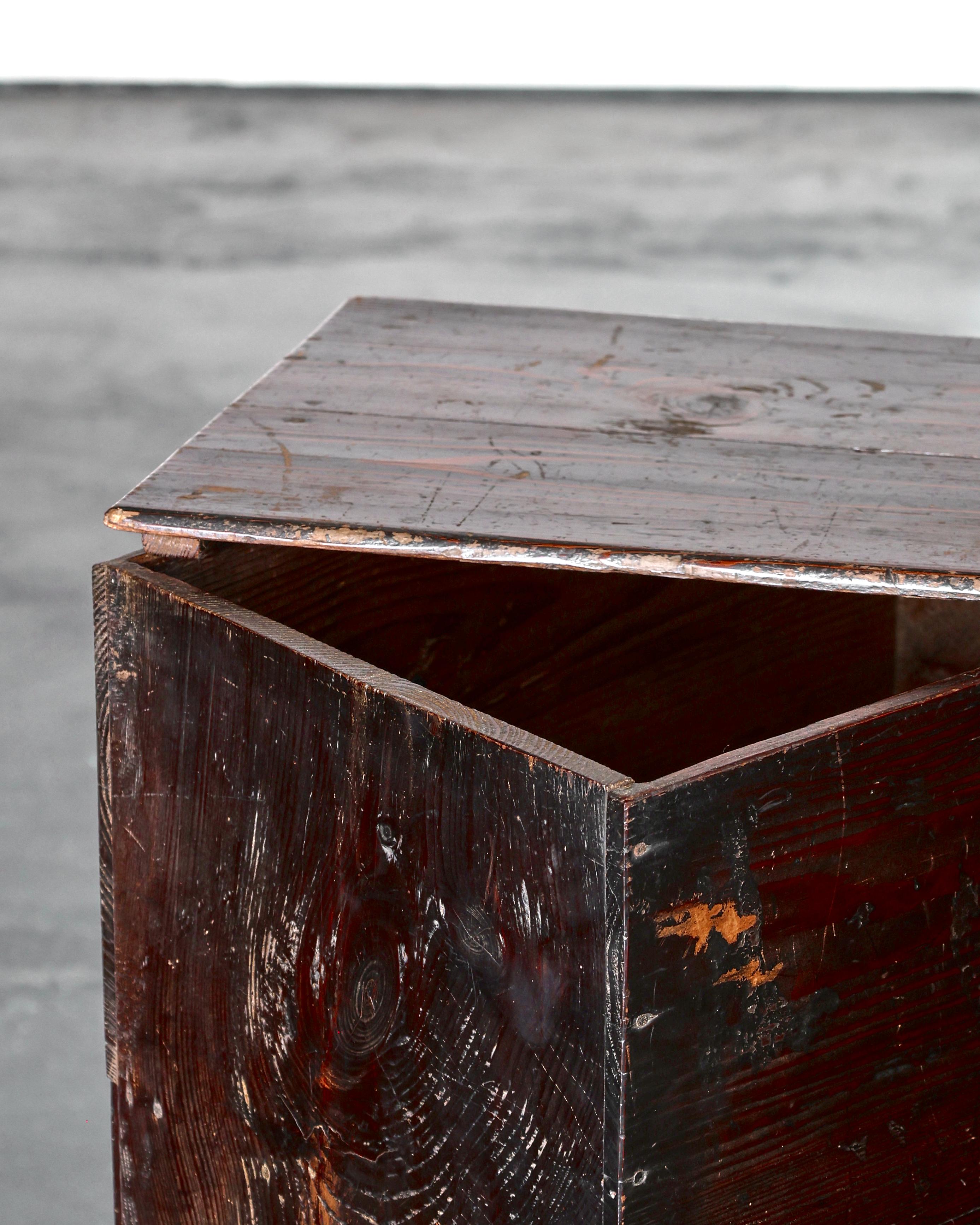 Insolito Tansu Wabi Sabi giapponese alto del periodo Meiji in vendita 4