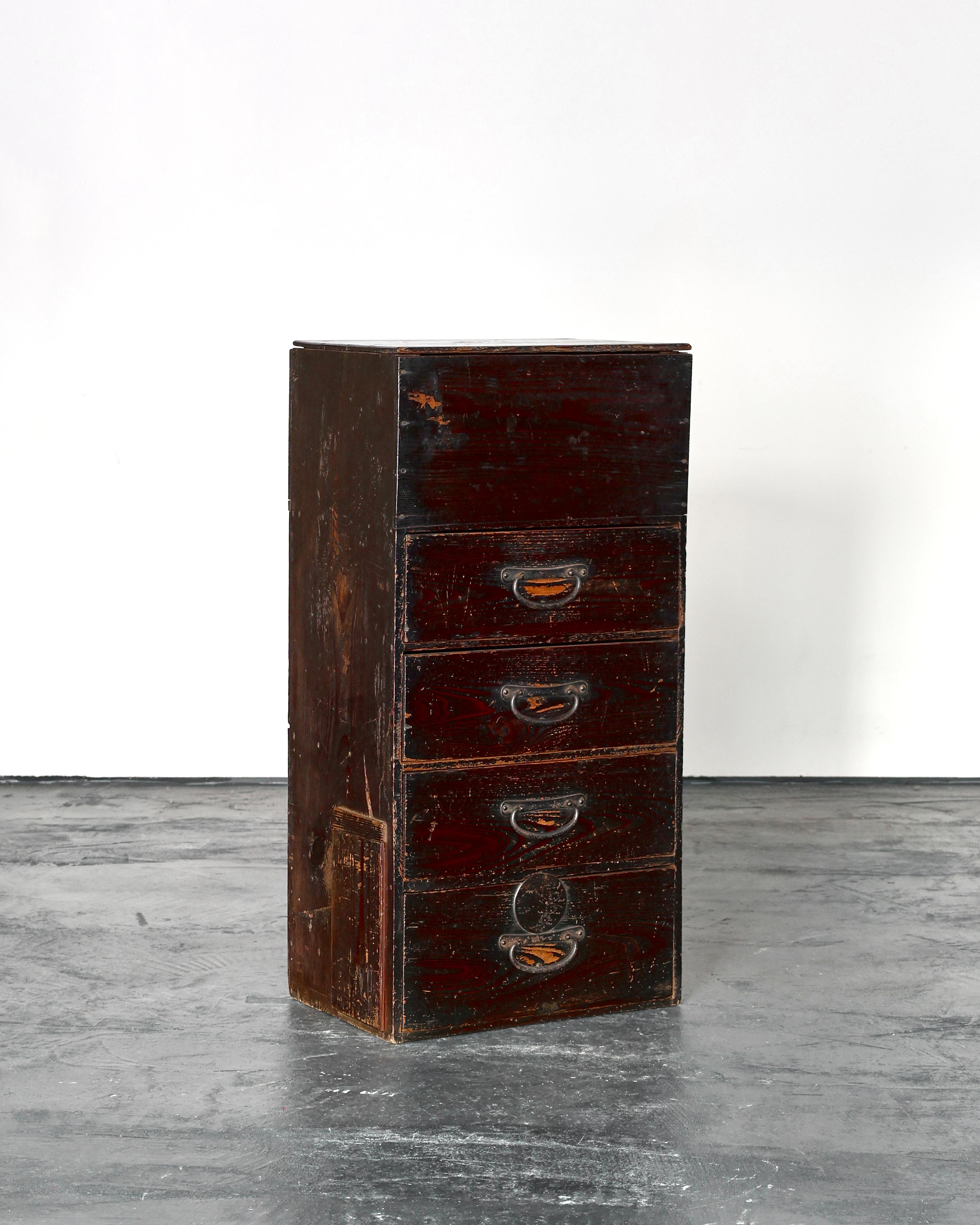 Un alto tansu/cassettiera giapponese di proporzioni insolite.

Quattro cassetti con vano portaoggetti nella parte superiore.

Cedro pesantemente patinato con molte riparazioni d'epoca.

