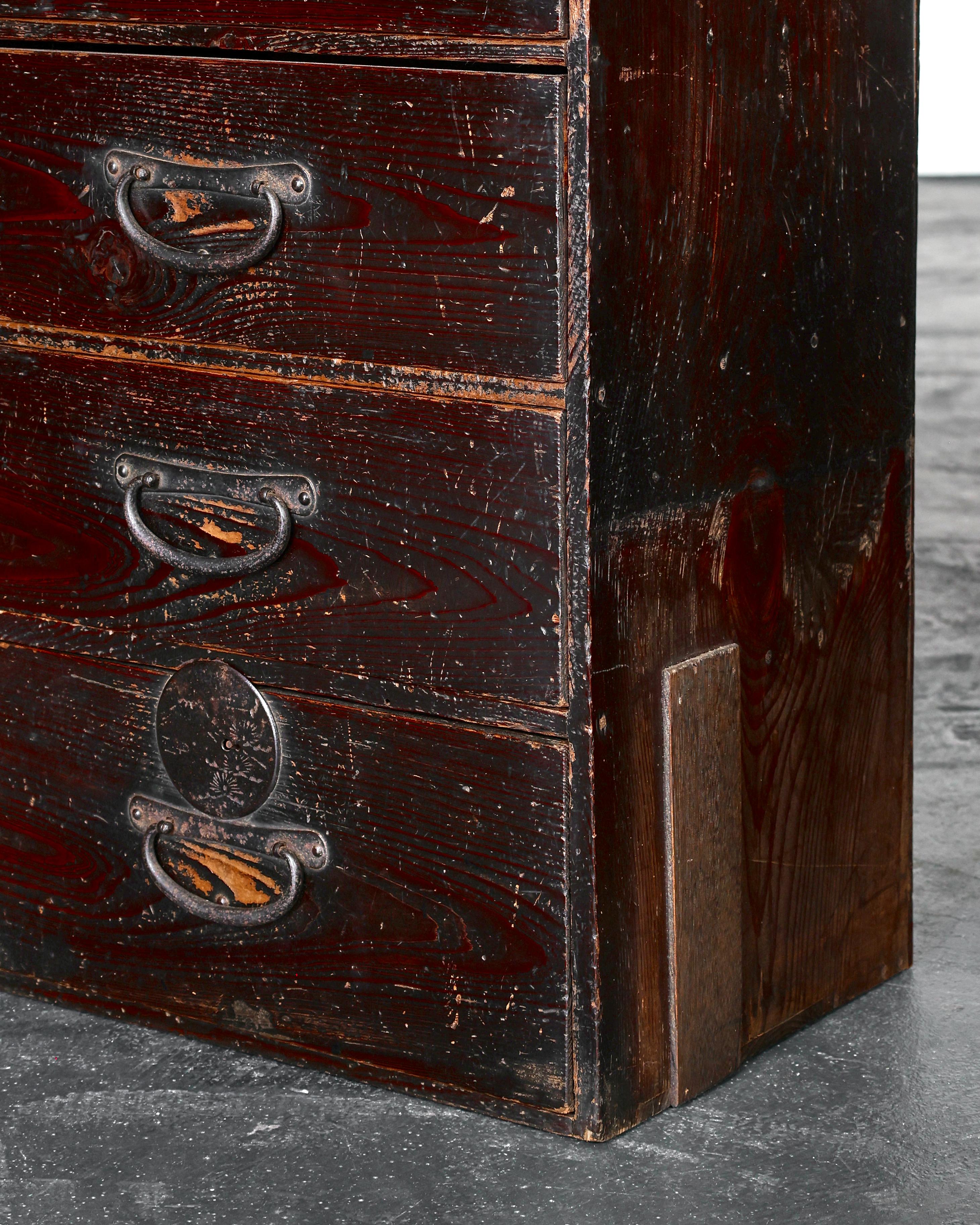 Insolito Tansu Wabi Sabi giapponese alto del periodo Meiji in vendita 2