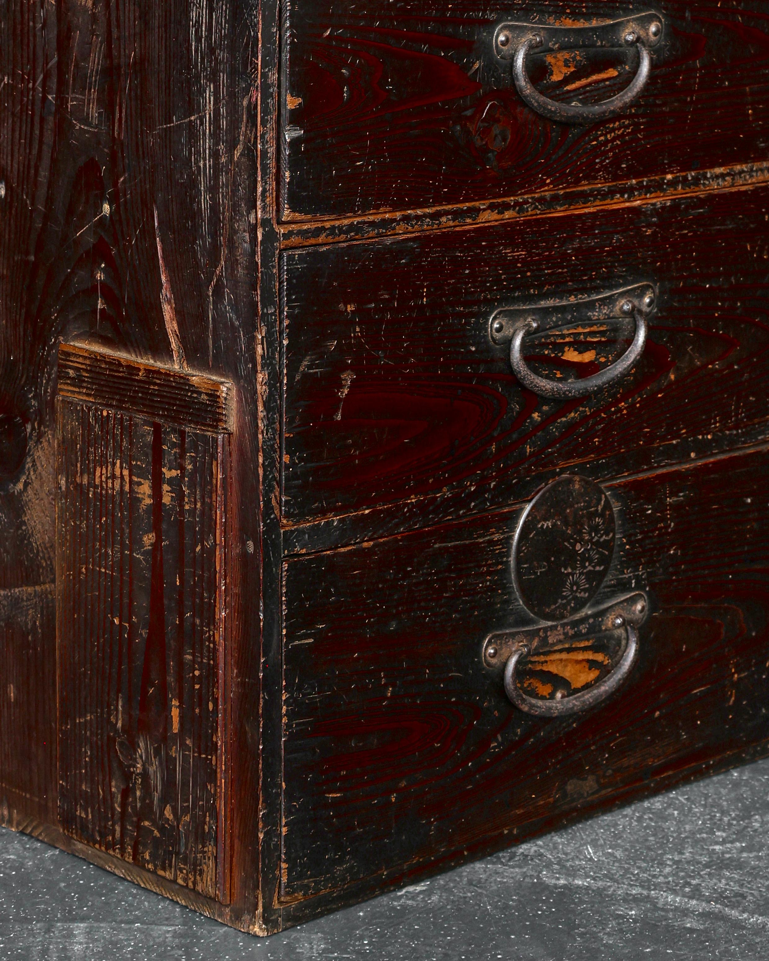 Insolito Tansu Wabi Sabi giapponese alto del periodo Meiji in vendita 3