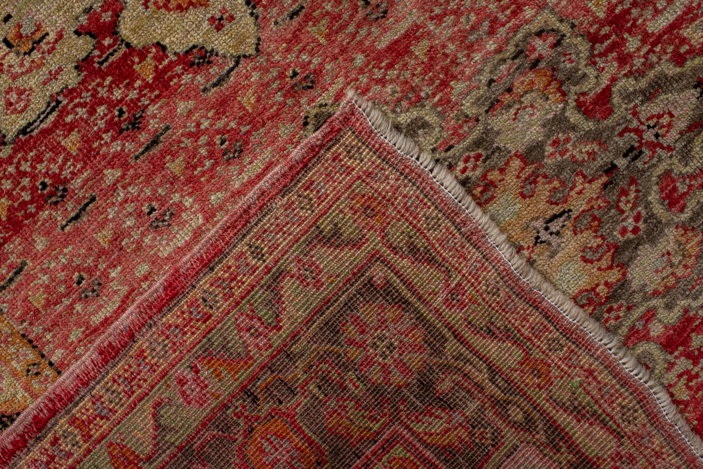 20ième siècle Inhabituel oushak turc antique avec détails de Boteh en vente