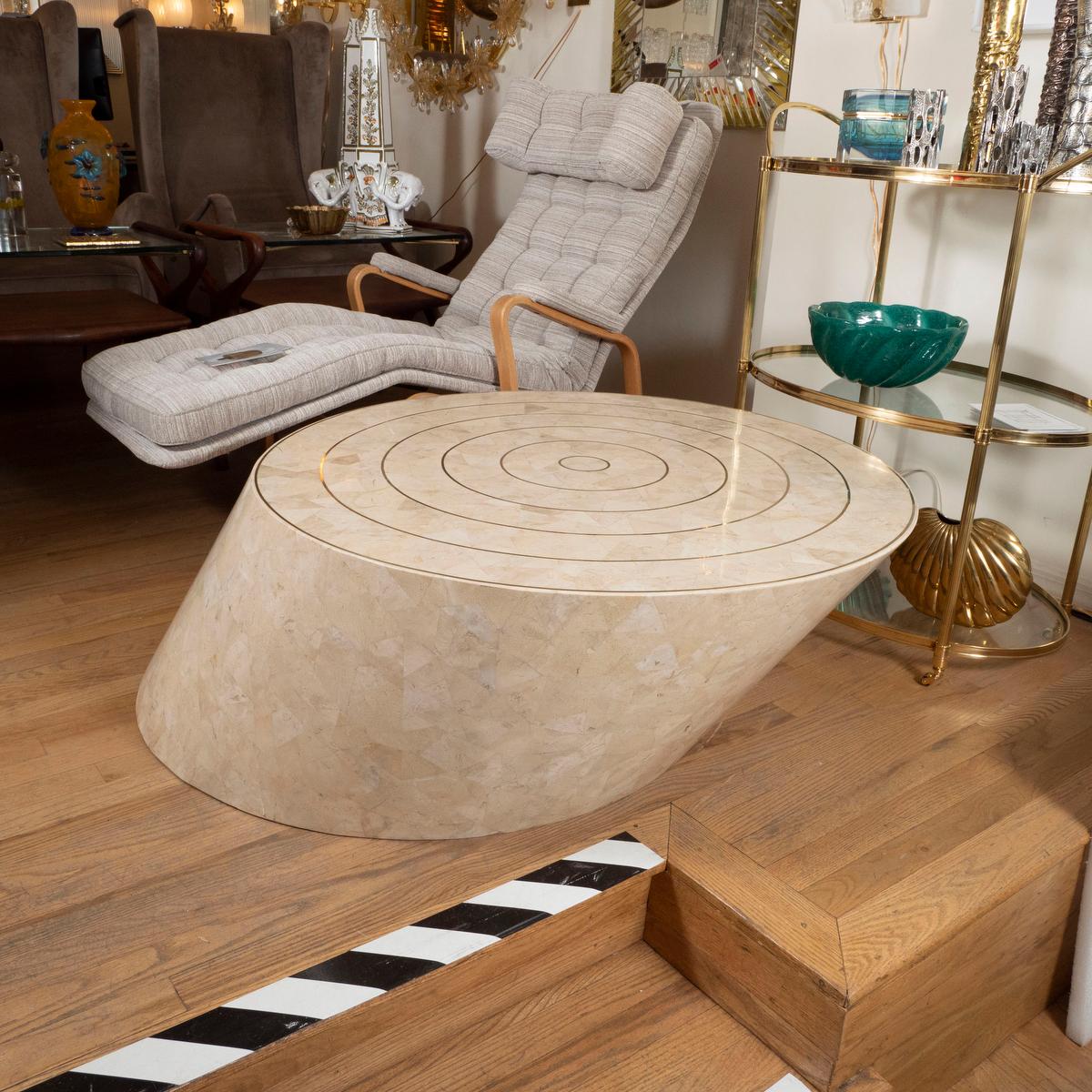 Américain Table basse inhabituelle en pierre tessellée et laiton en vente