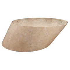 Table basse inhabituelle en pierre tessellée et laiton 