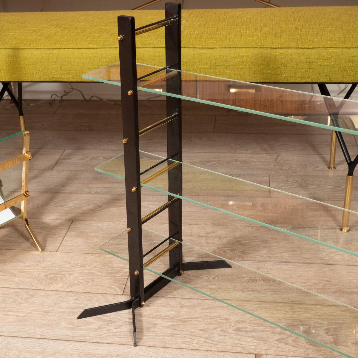 Table inhabituelle en fer à trois niveaux avec des détails en laiton et des plateaux en verre.
