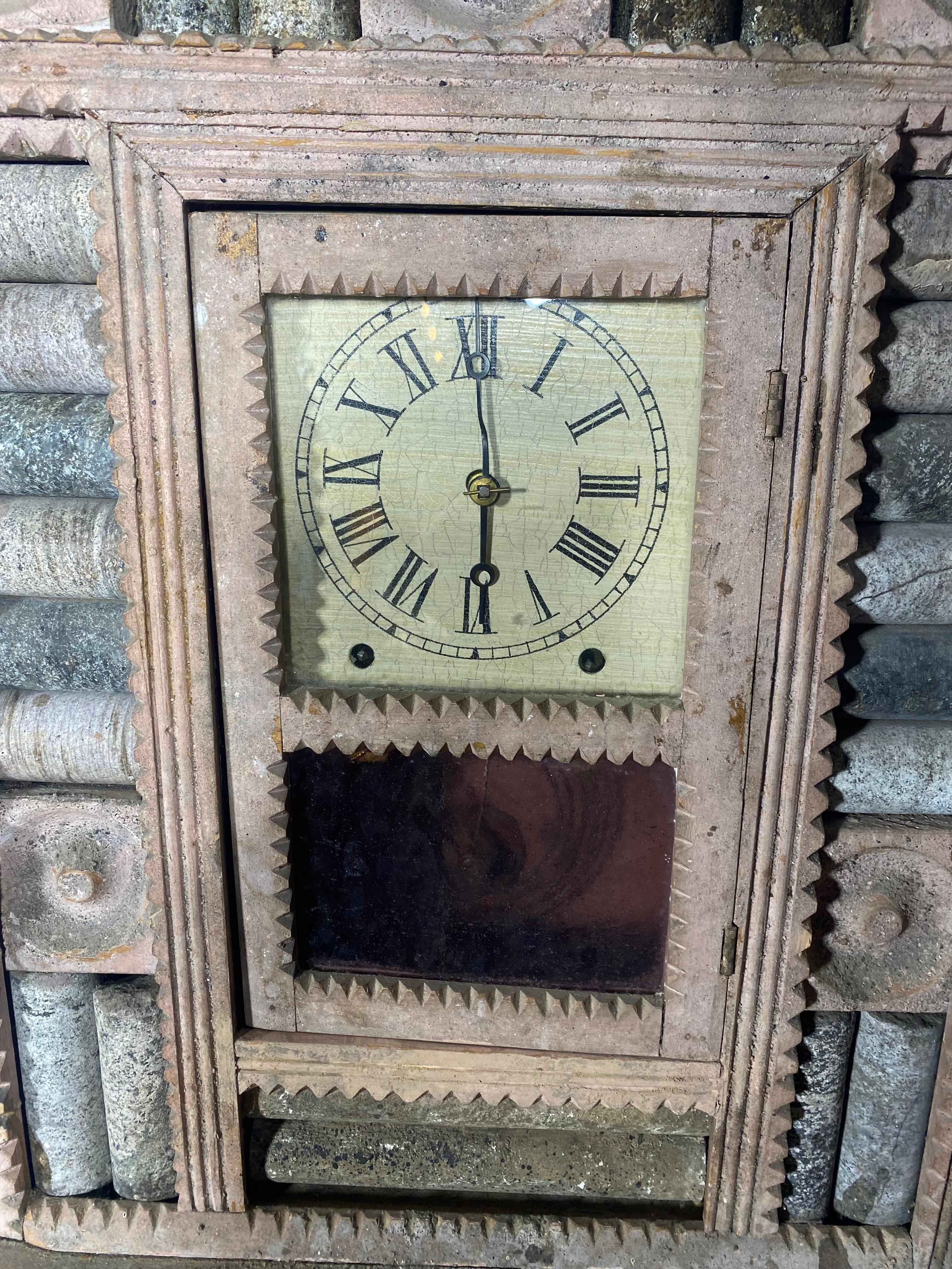 Horloge Tramp Art/Artisanat populaire inhabituelle en bois et pierre, sculpture. cabinet. en vente 1