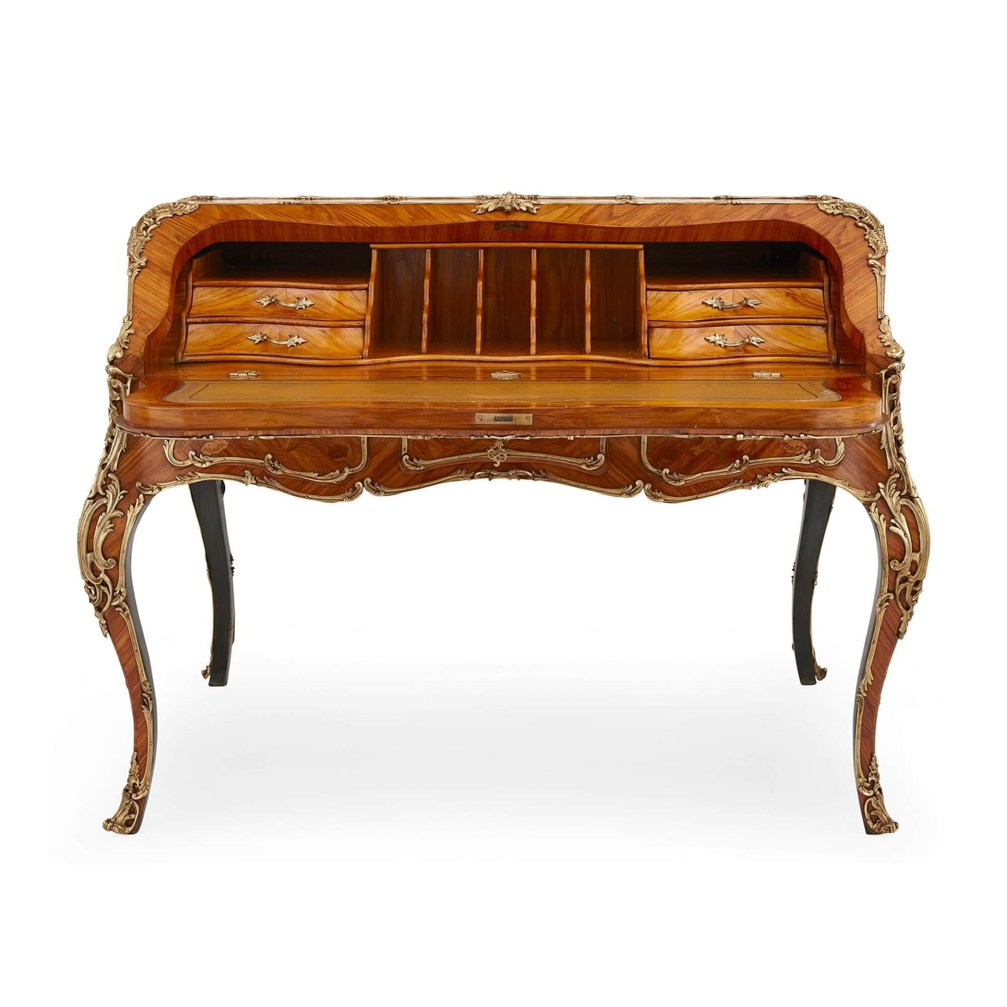 Ungewöhnlicher doppelseitiger Schreibtisch im Übergangsstil mit Intarsien und vergoldeter Bronze (Louis XV.) im Angebot