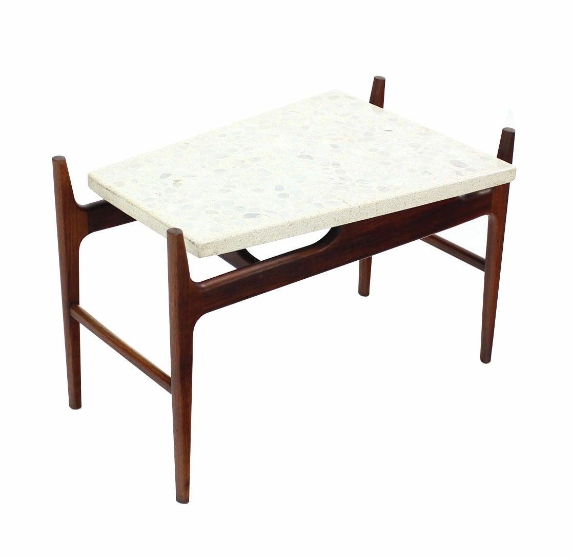 Table d'appoint trapézoïdale en terrazzo avec plateau en travertin et base en noyer huilé MINT !
