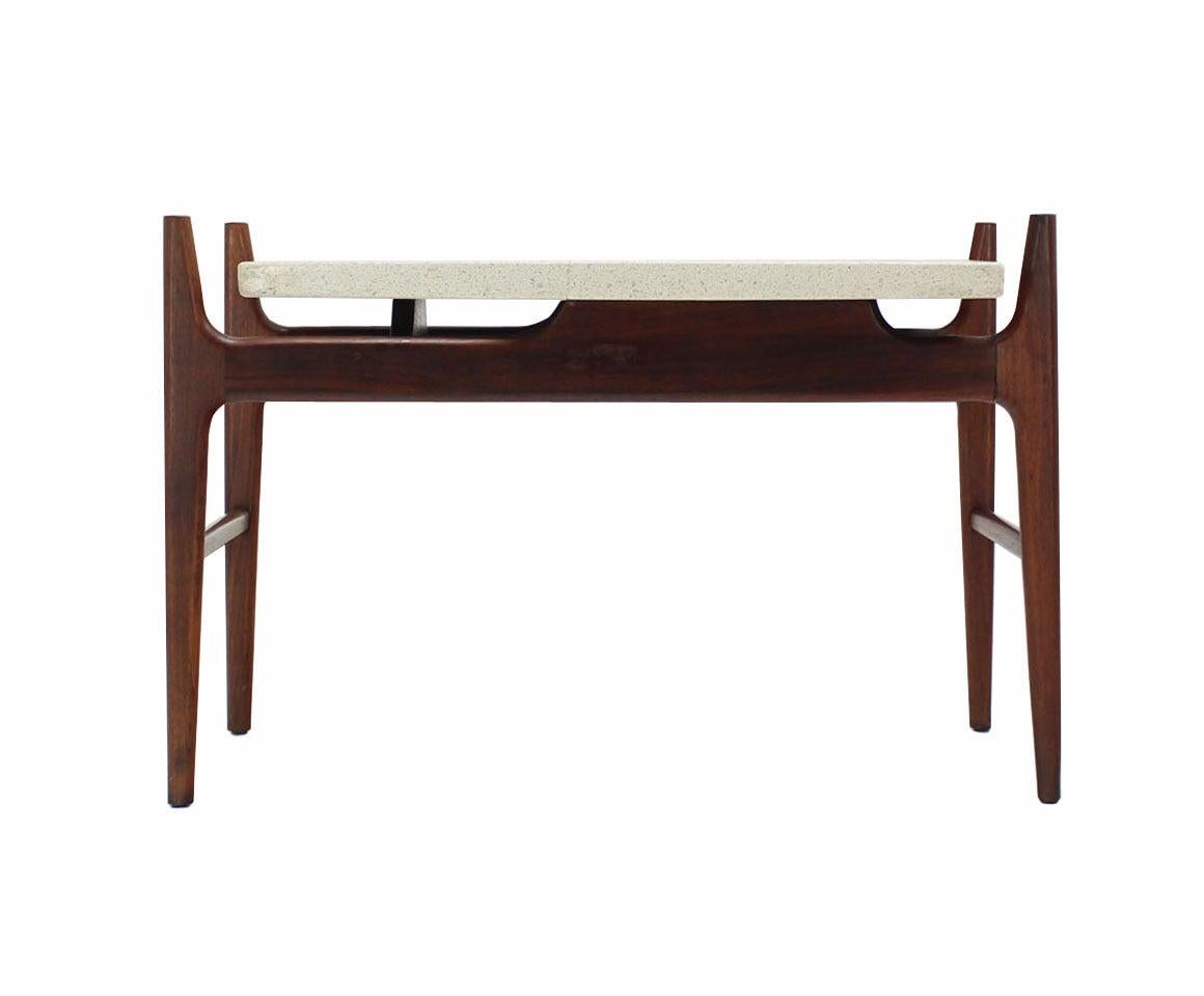 Laqué Table d'appoint trapézoïdale en terrazzo avec plateau en travertin et base en noyer huilé MINT en vente