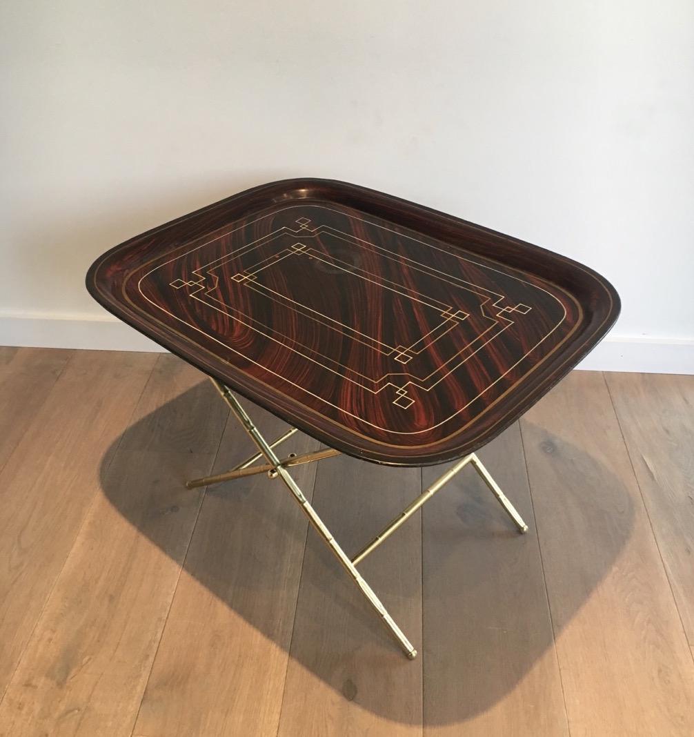 Laiton Insolite table à plateau en laiton avec plateau en tôle laquée, circa 1950 en vente