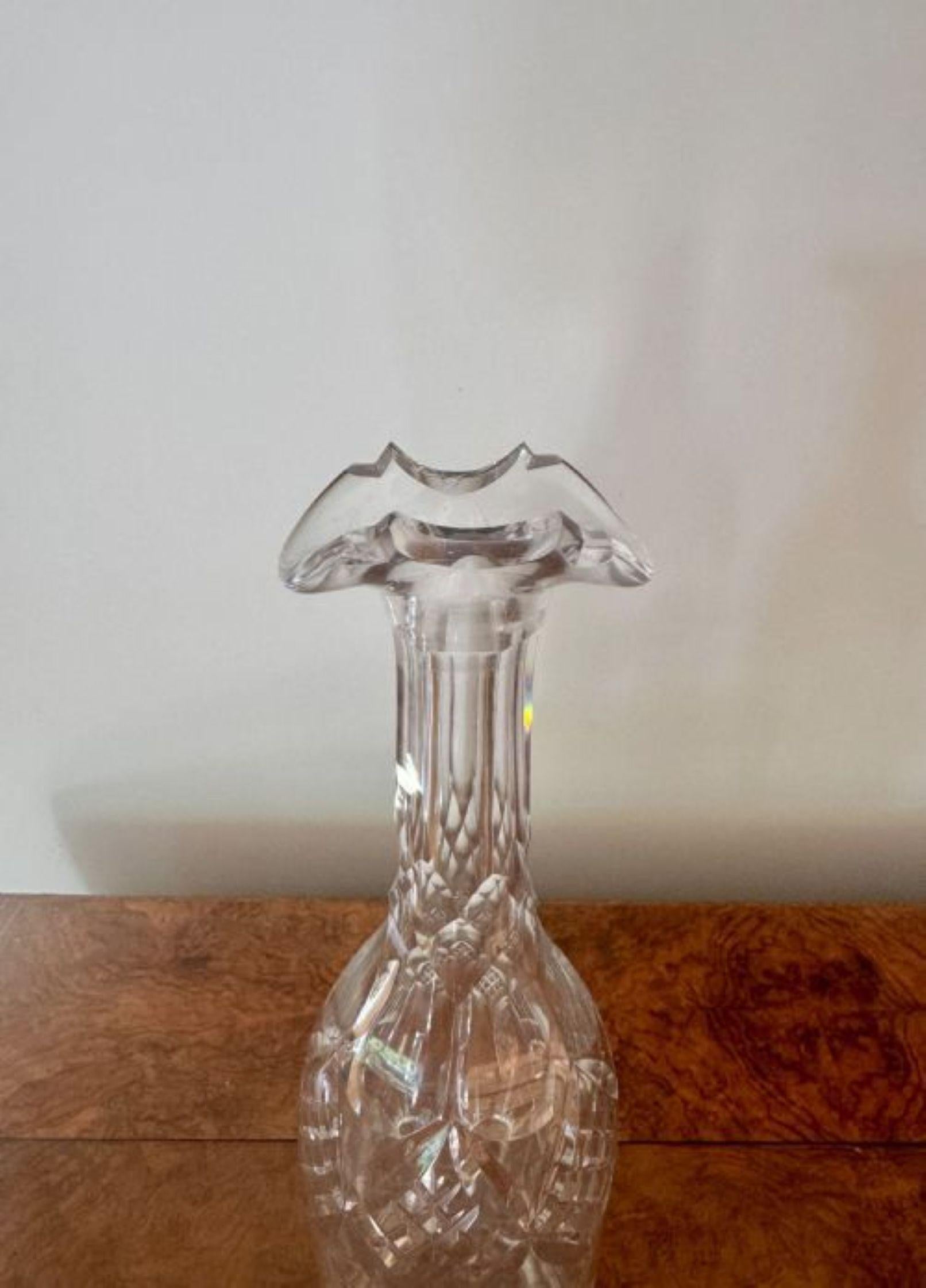 Trio inhabituel de carafes anciennes en verre taillé de l'époque édouardienne, présentant un corps haut et mince avec des motifs complexes de diamants et d'ovales taillés, un col évasé avec des sommets crantés et festonnés avec un bouchon ovale, un
