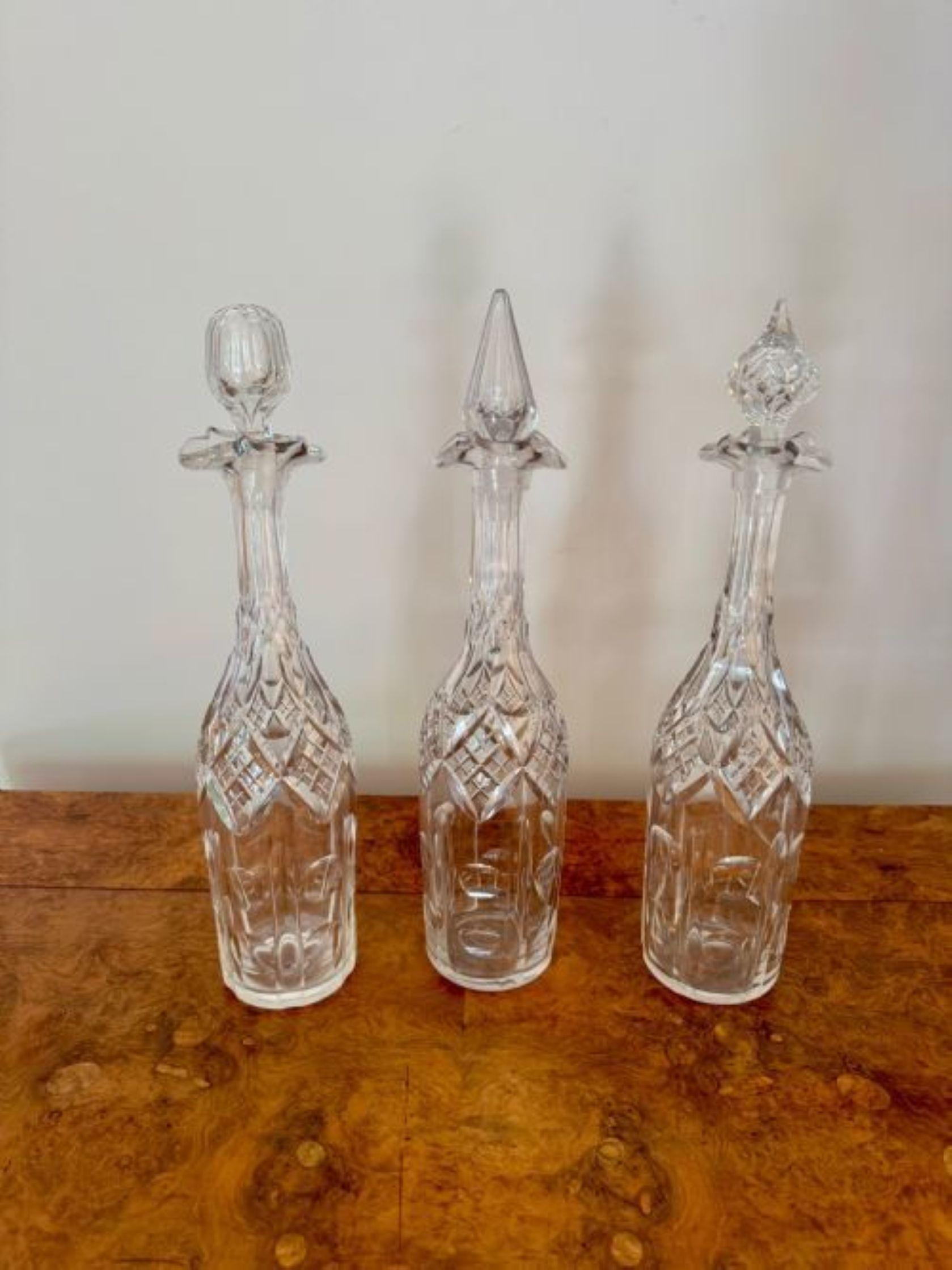 20ième siècle Trio inhabituel de carafes anciennes en verre taillé de l'époque édouardienne en vente