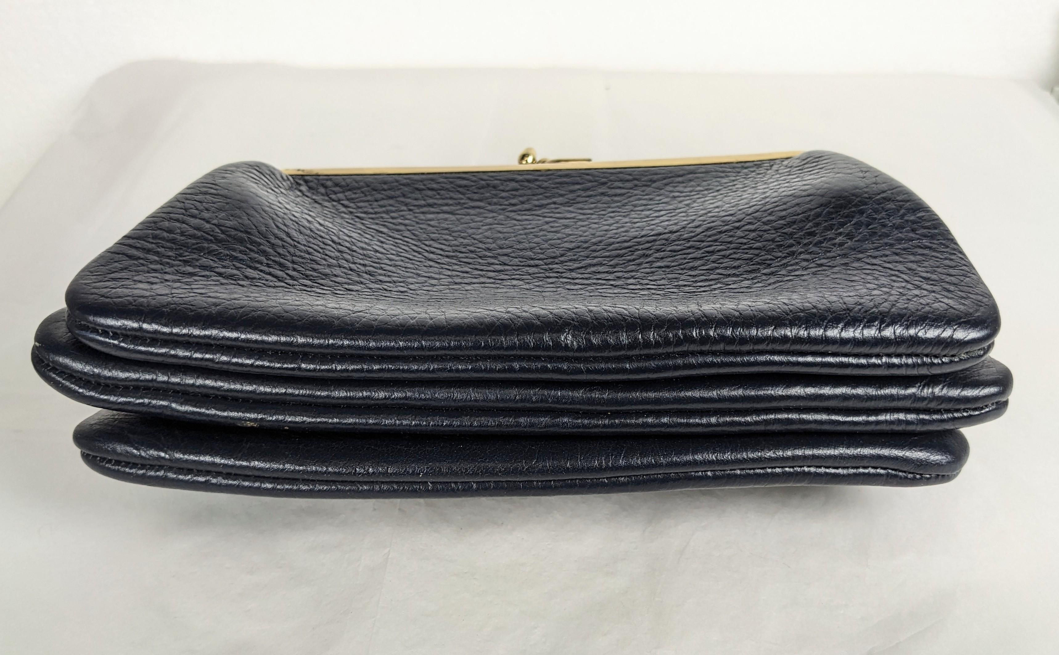 Noir Sac inhabituel à triple serrure à baiser en cuir marbré en vente