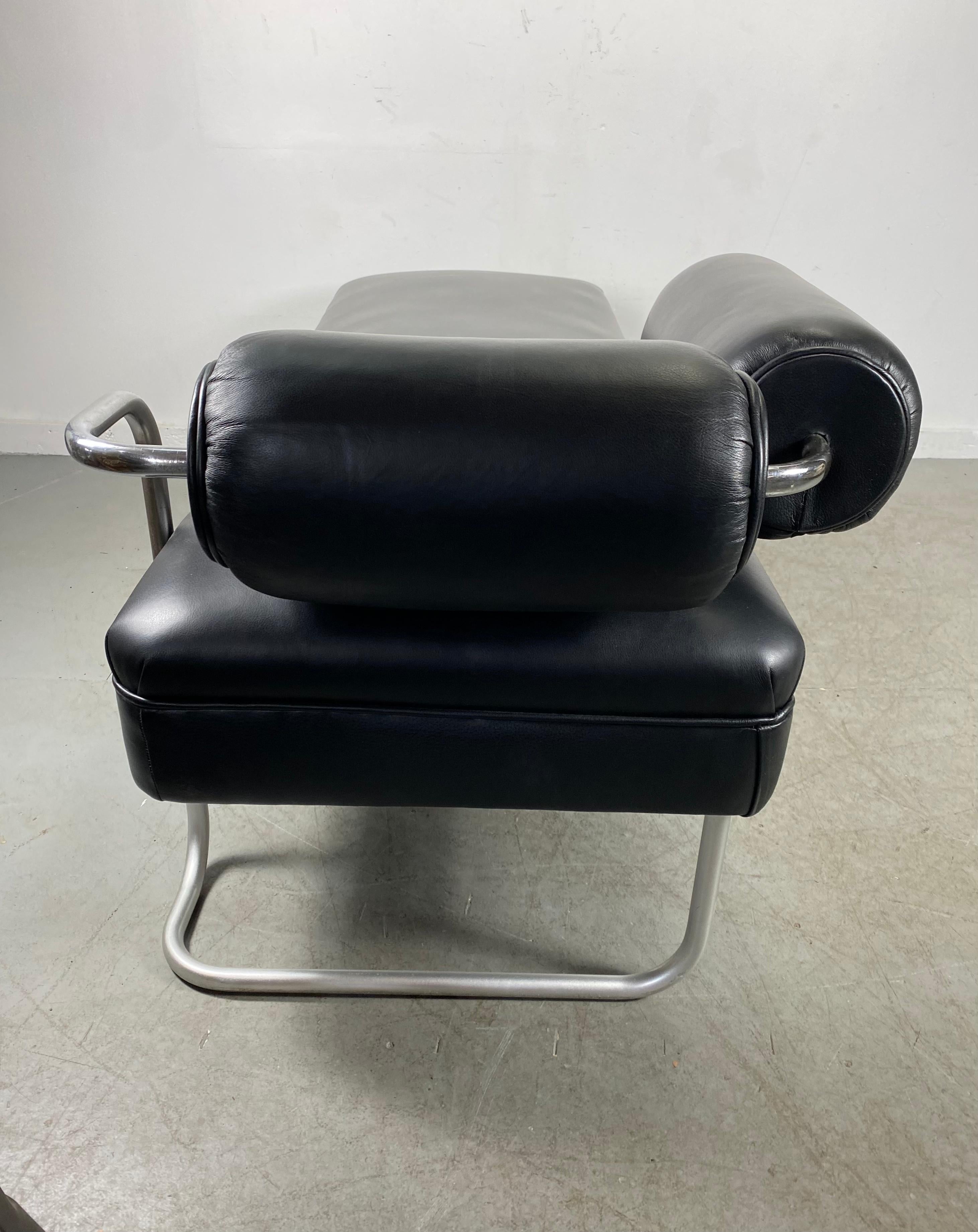 Unusual Tubular Chrome and Leather Bauhaus Chaise Lounge / Daybed In Excellent Condition In Buffalo, NY