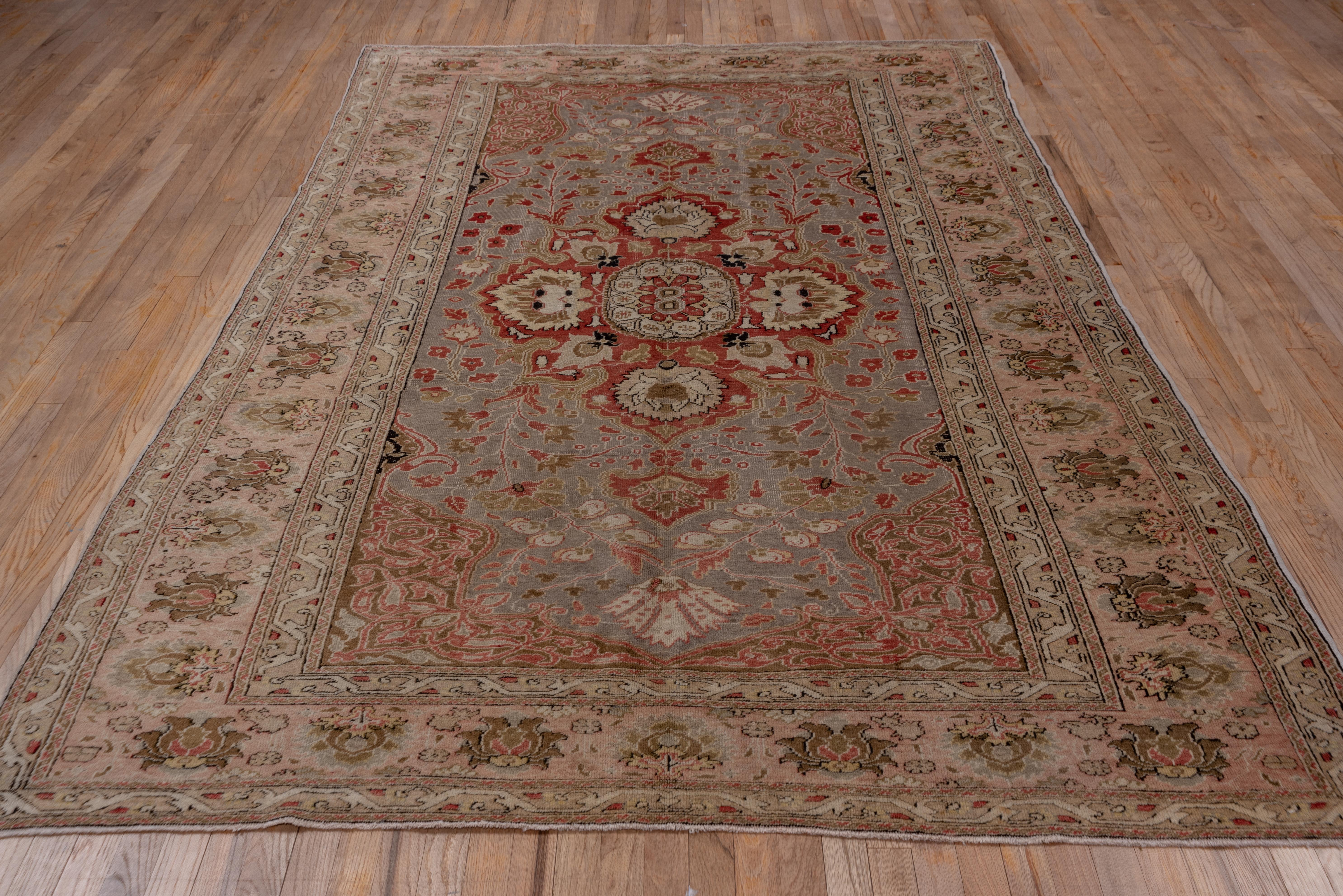 Ungewöhnlicher türkischer Oushak-Teppich:: graues Feld:: rosa Umrandung:: Medaillon in der Mitte (Türkisch) im Angebot