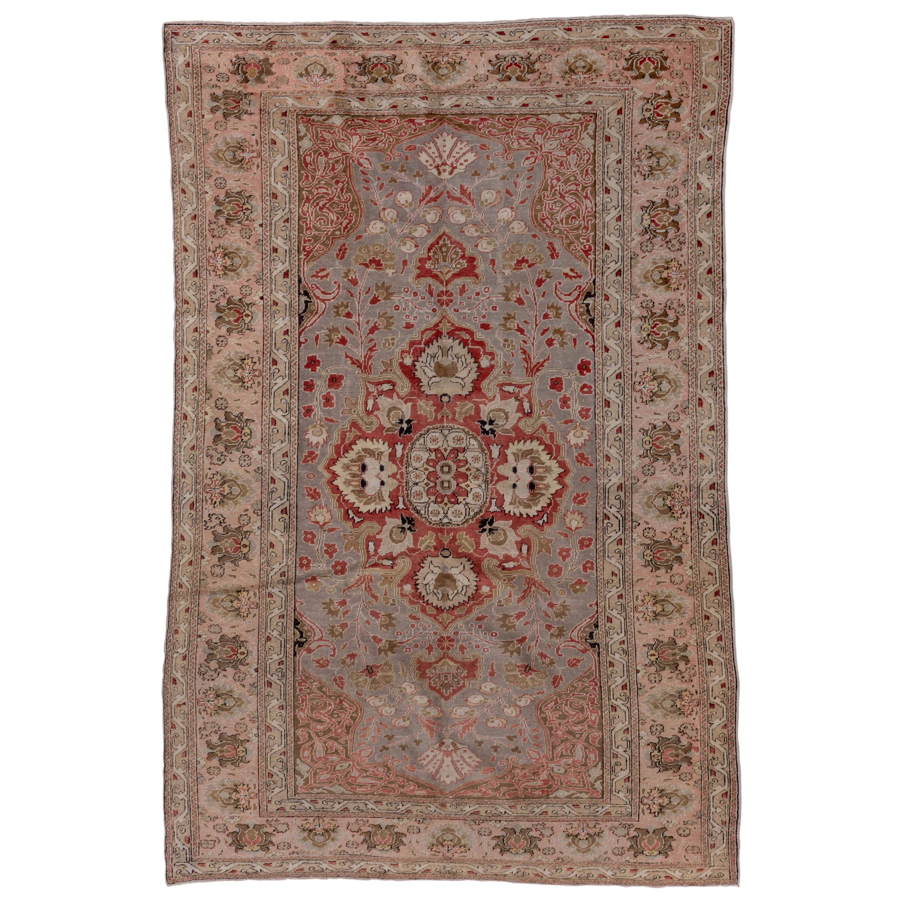 Tapis turc Oushak inhabituel:: champ gris:: bordures roses:: médaillon central en vente