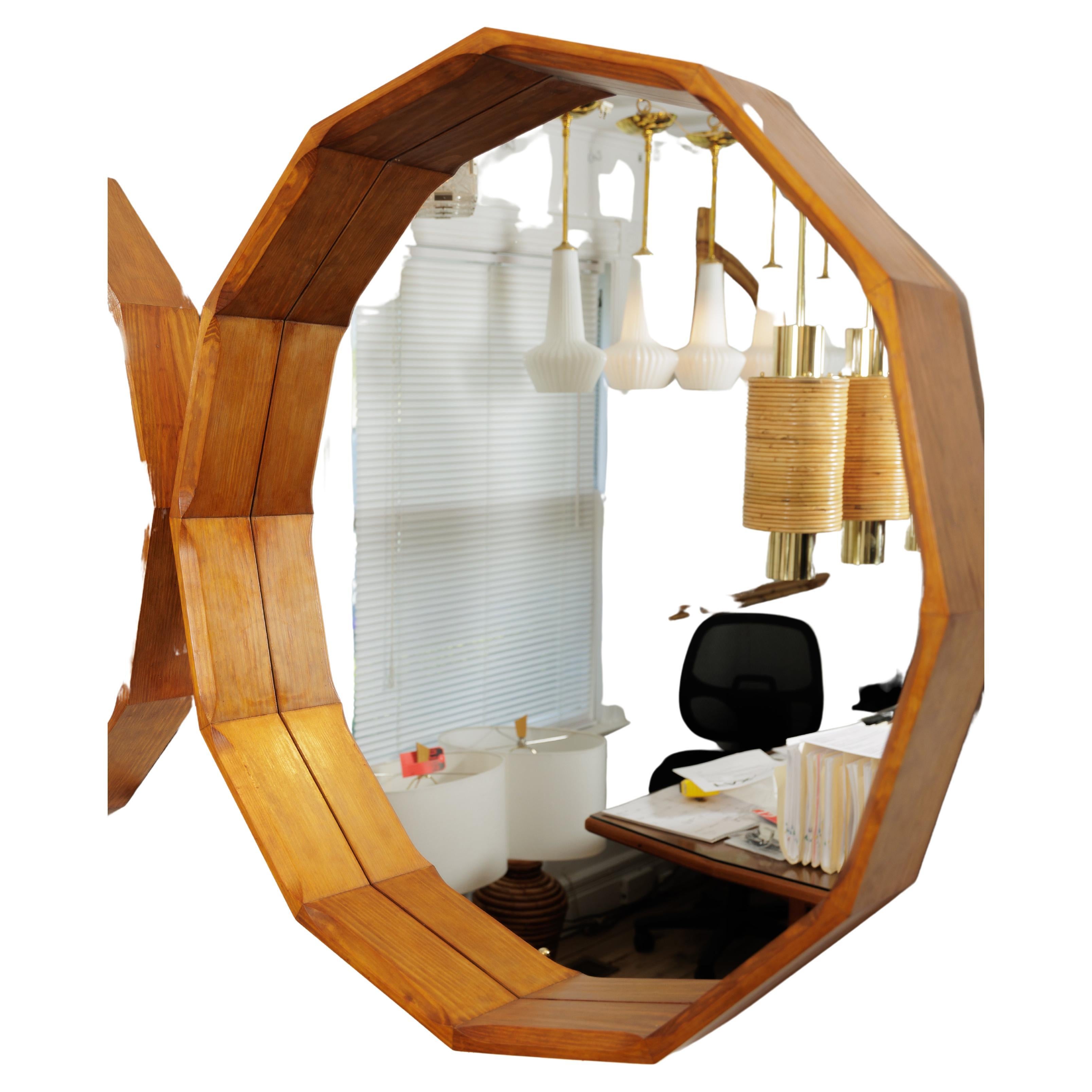 Zwölfteiliger runder Spiegel mit Holzeinfassung.