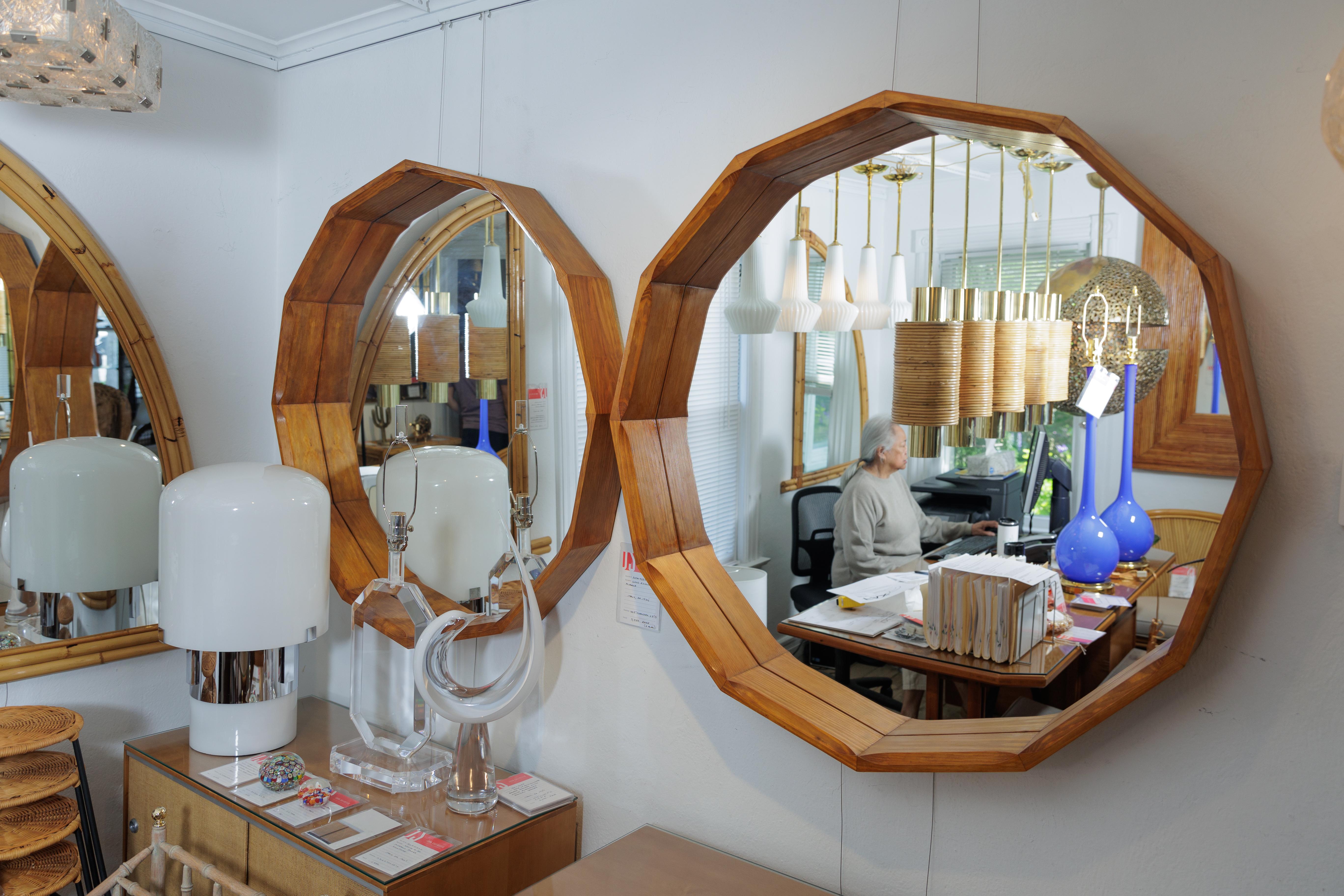 20ième siècle Miroir rond inhabituel à douze sections entourées de Wood en vente