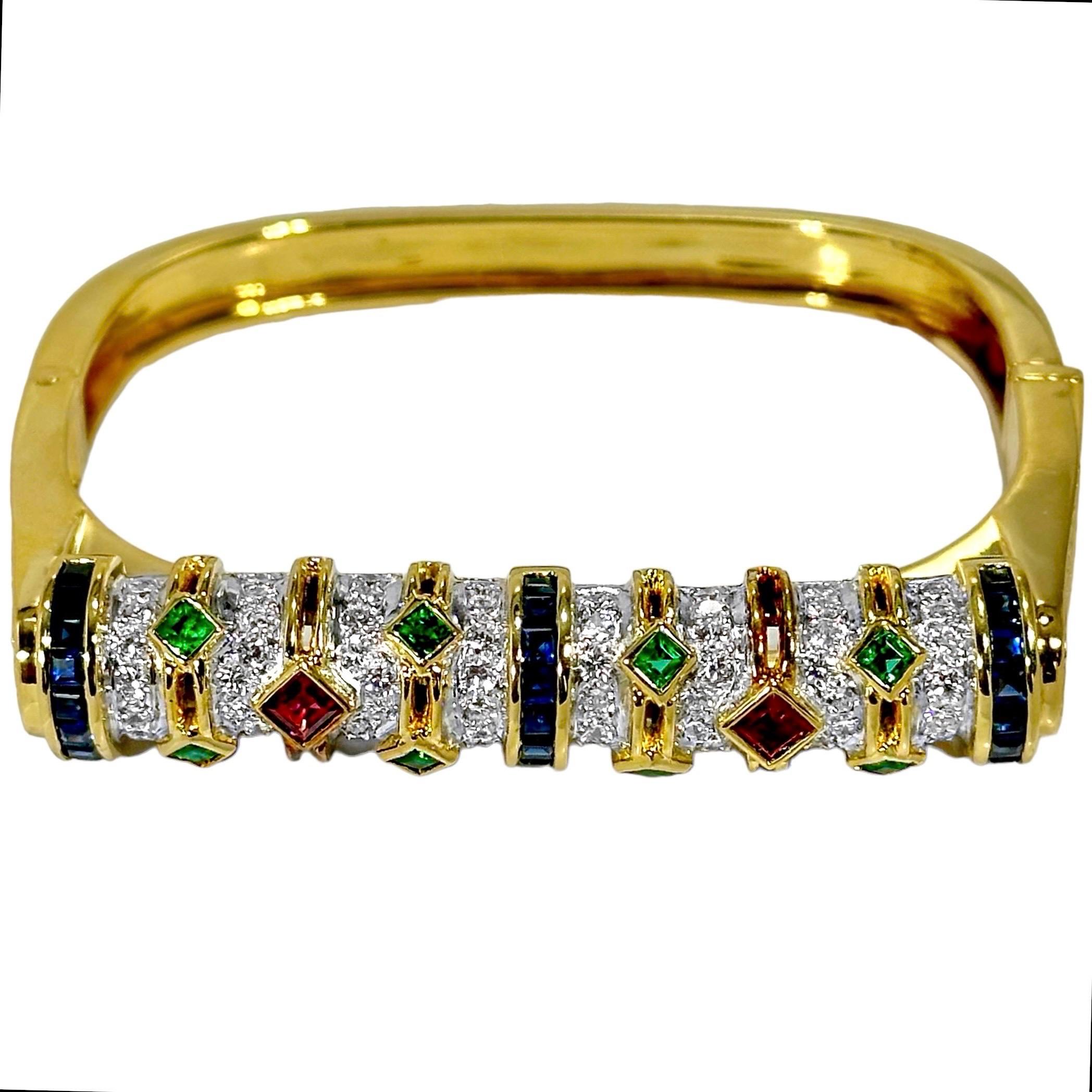 Un bracelet manchette à charnière unique et moderne, au design légèrement quadrillé. Cette pièce colorée s'amincit en largeur d'un peu moins d'un demi-pouce au sommet, jusqu'à un quart de pouce à la base. Fabriqué en or jaune 18 carats, le sommet a
