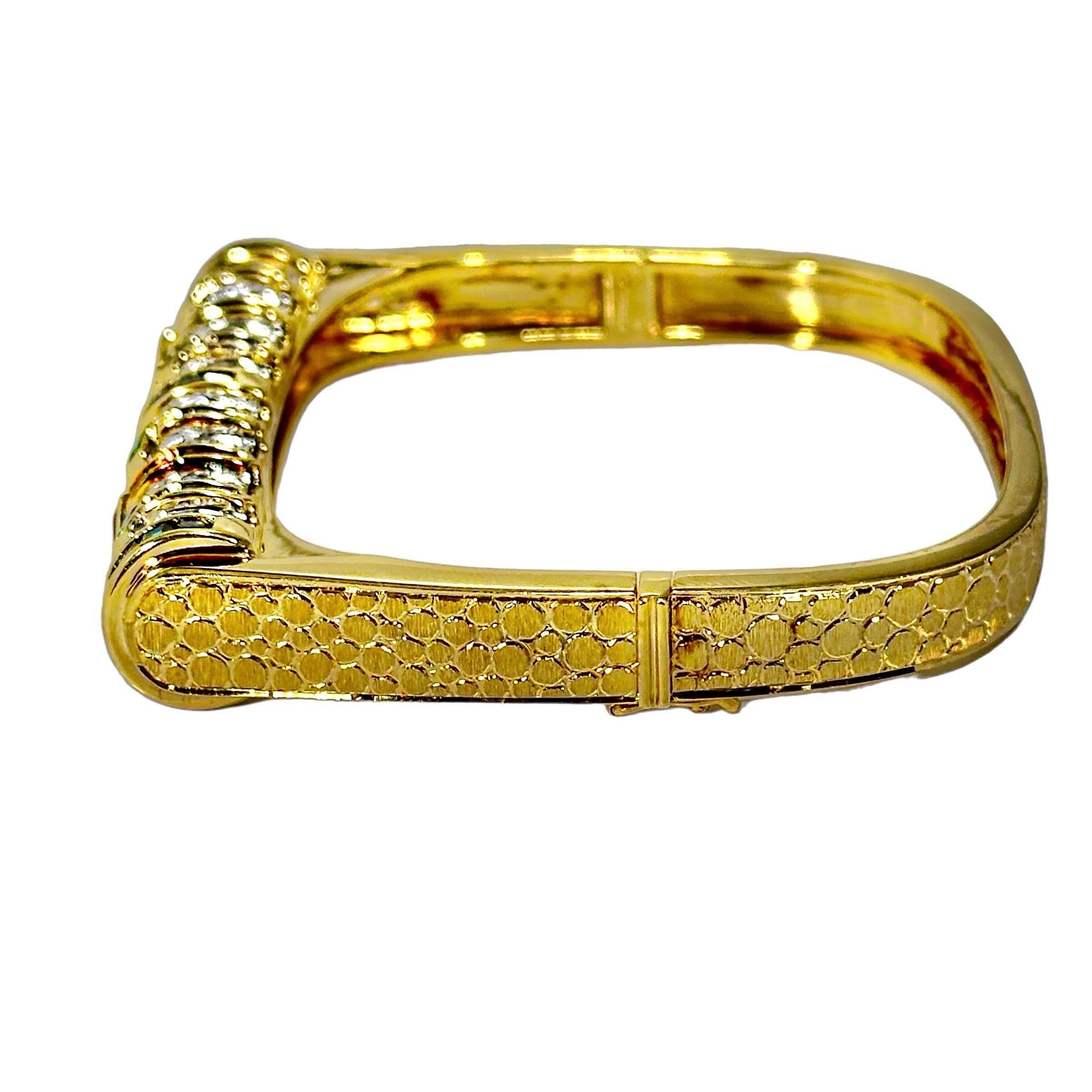 Bracelet jonc inhabituel en or jaune 18 carats en forme de U avec diamant, rubis, saphir et émeraude Bon état à Palm Beach, FL