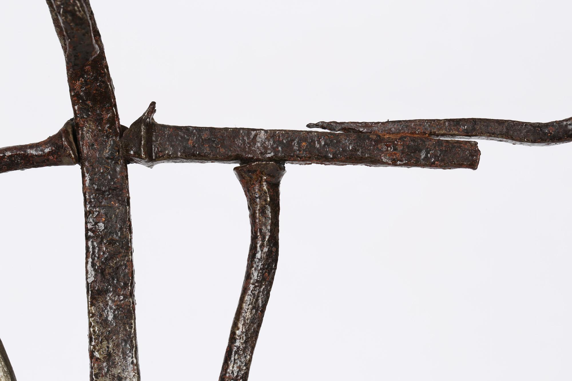 Mid-Century Modern Sculpture de crucifix abstraite unique et inhabituelle, formée à partir de clous du 15e siècle en vente
