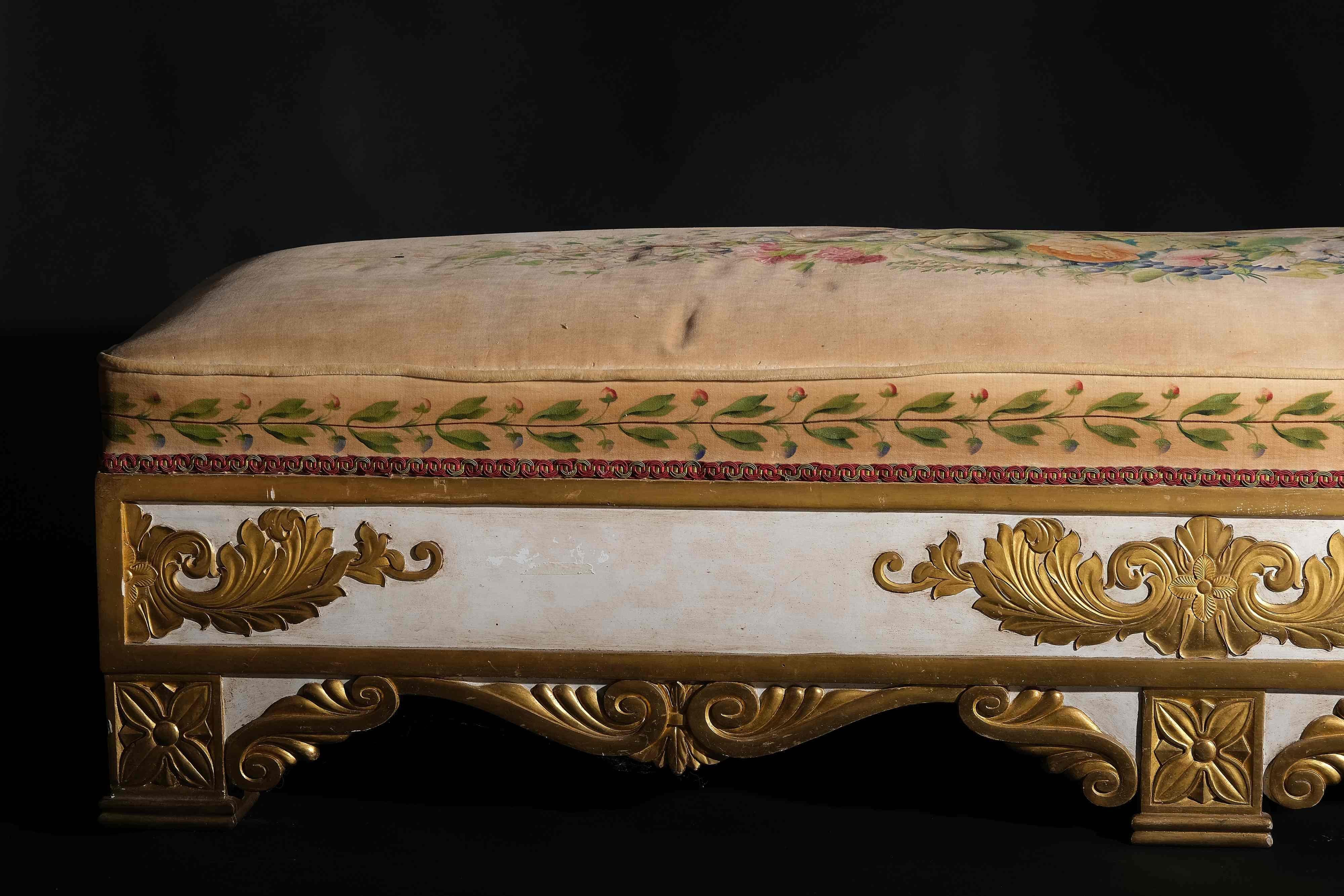 Inusual banco tapizado con decoración en relieve en tres lados, Italia XIX Italiano en venta