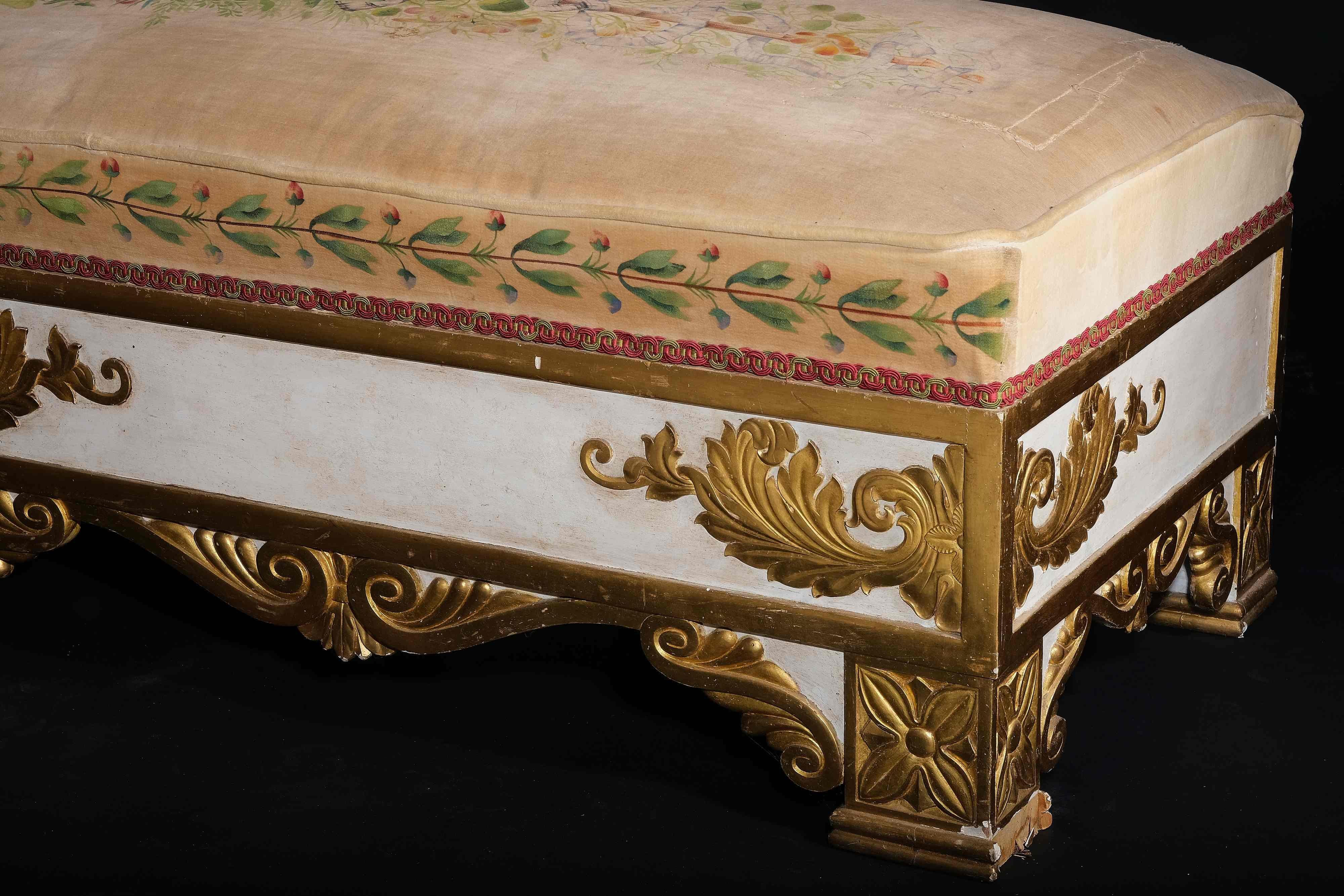 Inusual banco tapizado con decoración en relieve en tres lados, Italia XIX Pintado en venta