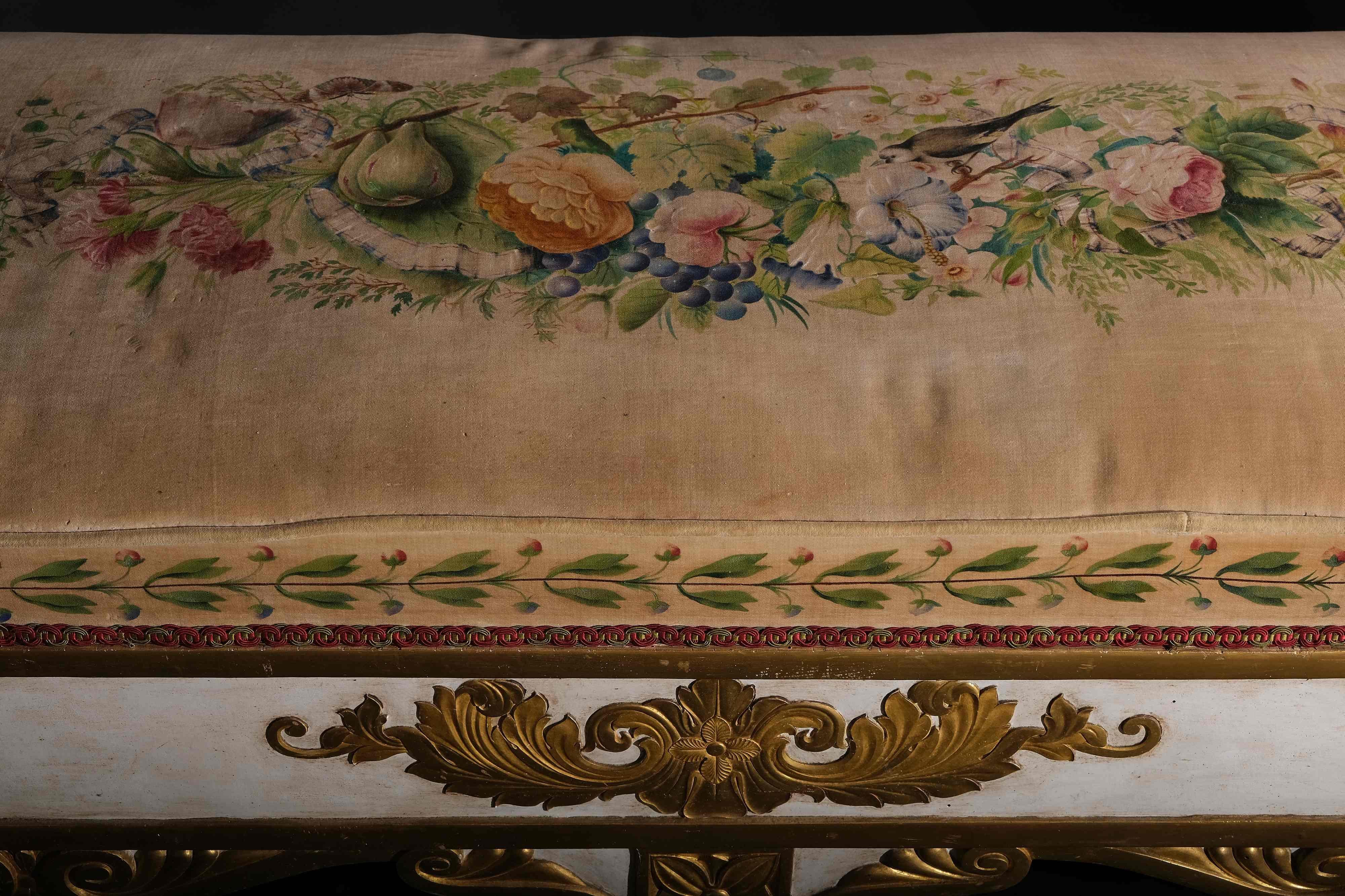 Inusual banco tapizado con decoración en relieve en tres lados, Italia XIX en Bueno estado para la venta en Walkertshofen, BY