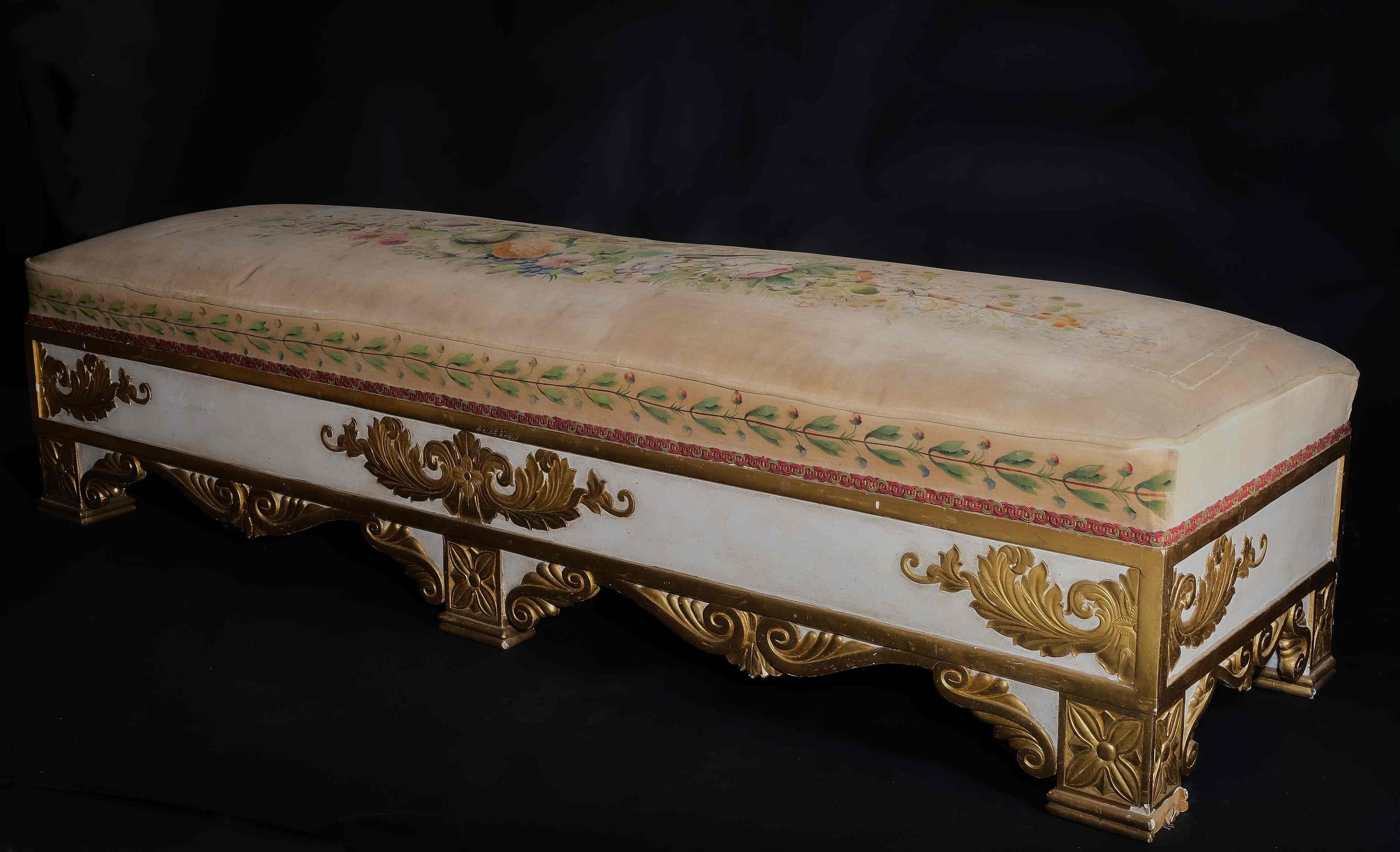 Inusual banco tapizado con decoración en relieve en tres lados, Italia XIX en venta 1