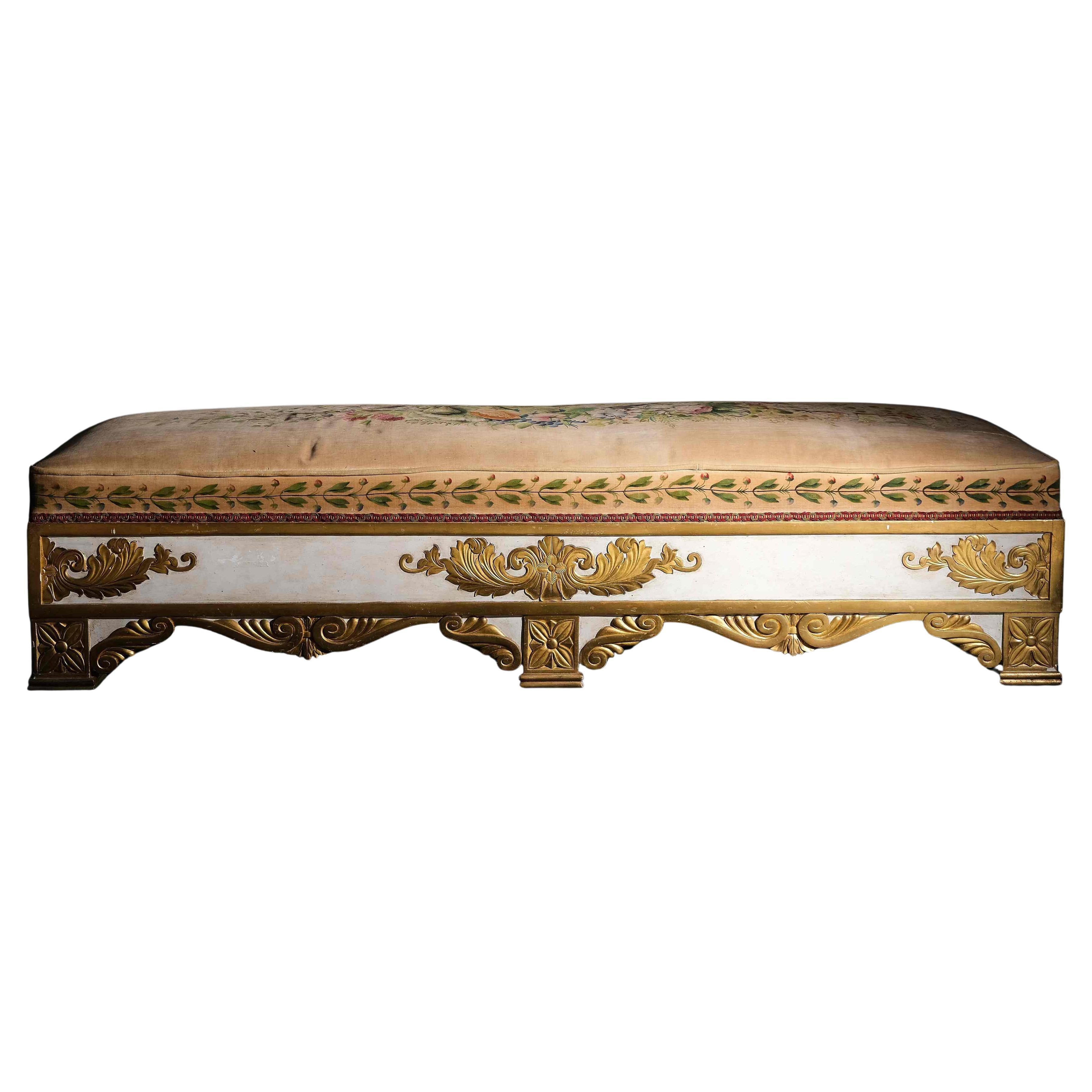 Inusual banco tapizado con decoración en relieve en tres lados, Italia XIX en venta