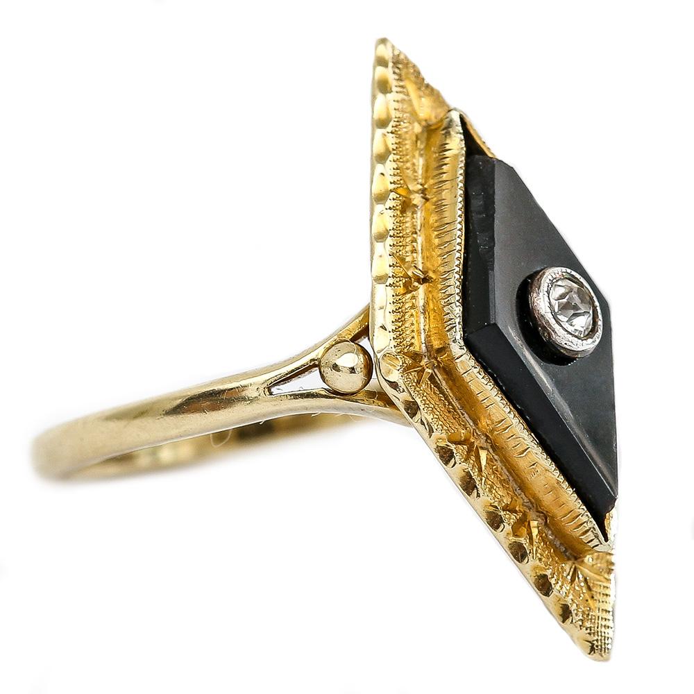 Taille vieille mine Inhabituelle bague navette victorienne en or jaune 18 carats, onyx et diamants, circa 1880 en vente