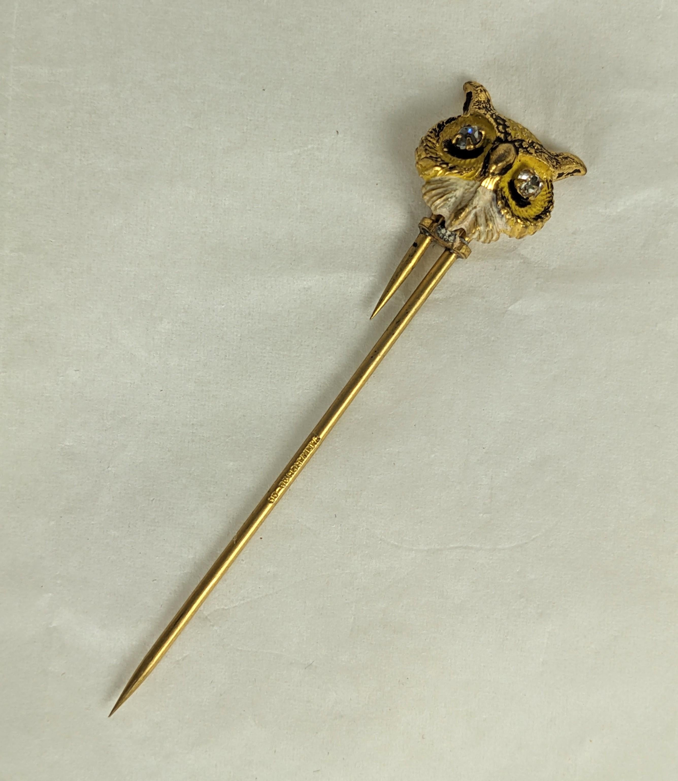 Insólita chincheta victoriana de búho temblón esmaltada de 1900. Latón dorado con detalles de esmalte en frío en negro, blanco y amarillo con ojos de pasta. La cabeza del búho tiembla al moverse. Patente marcada. 20 de marzo de 1900. 
