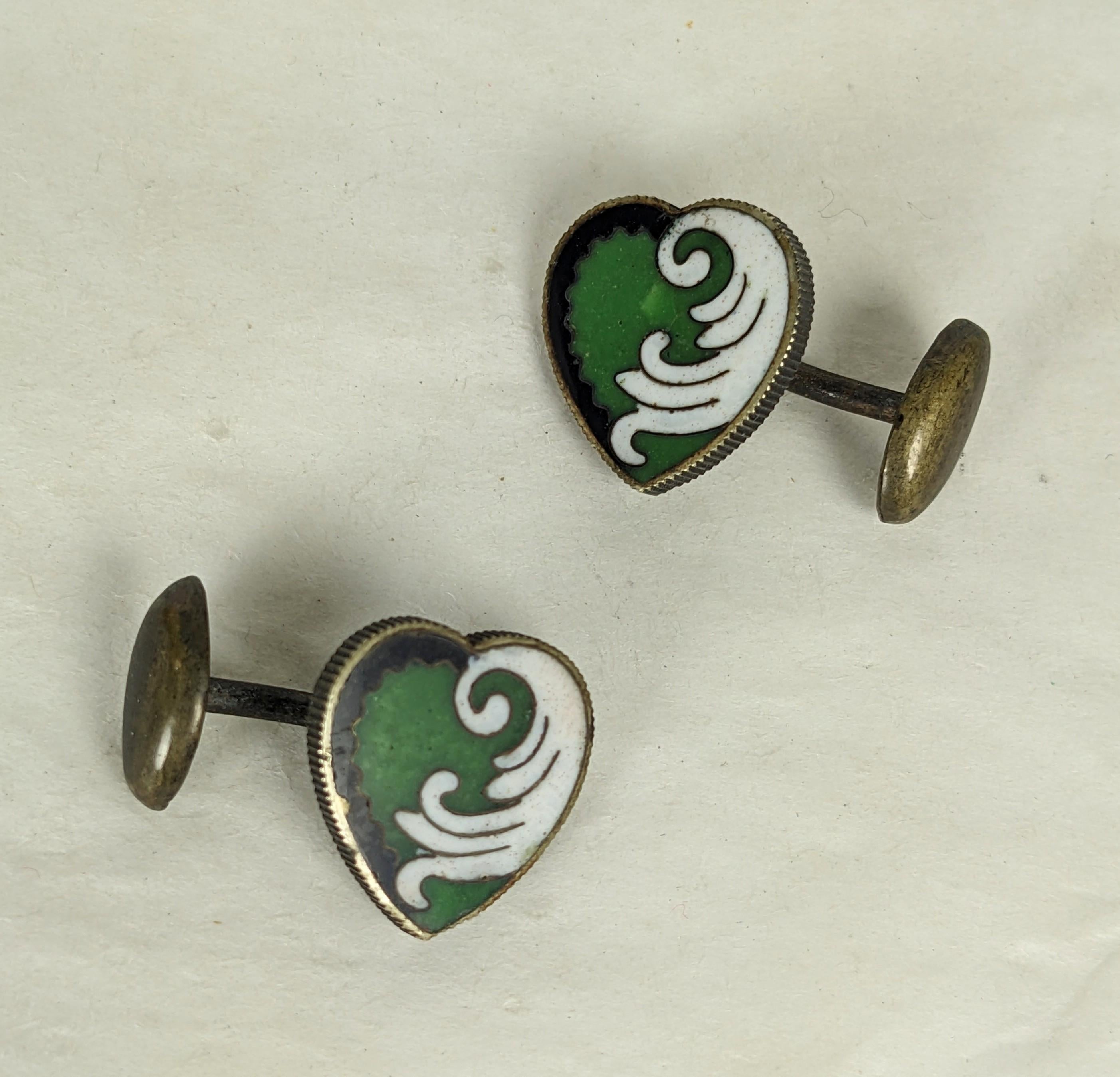 Insolites boutons de manchette victoriens en émail de la fin du XIXe siècle, avec des émaux verts, blancs et noirs de style Art nouveau sur un motif en forme de cœur. 
Le cœur mesure 0,5