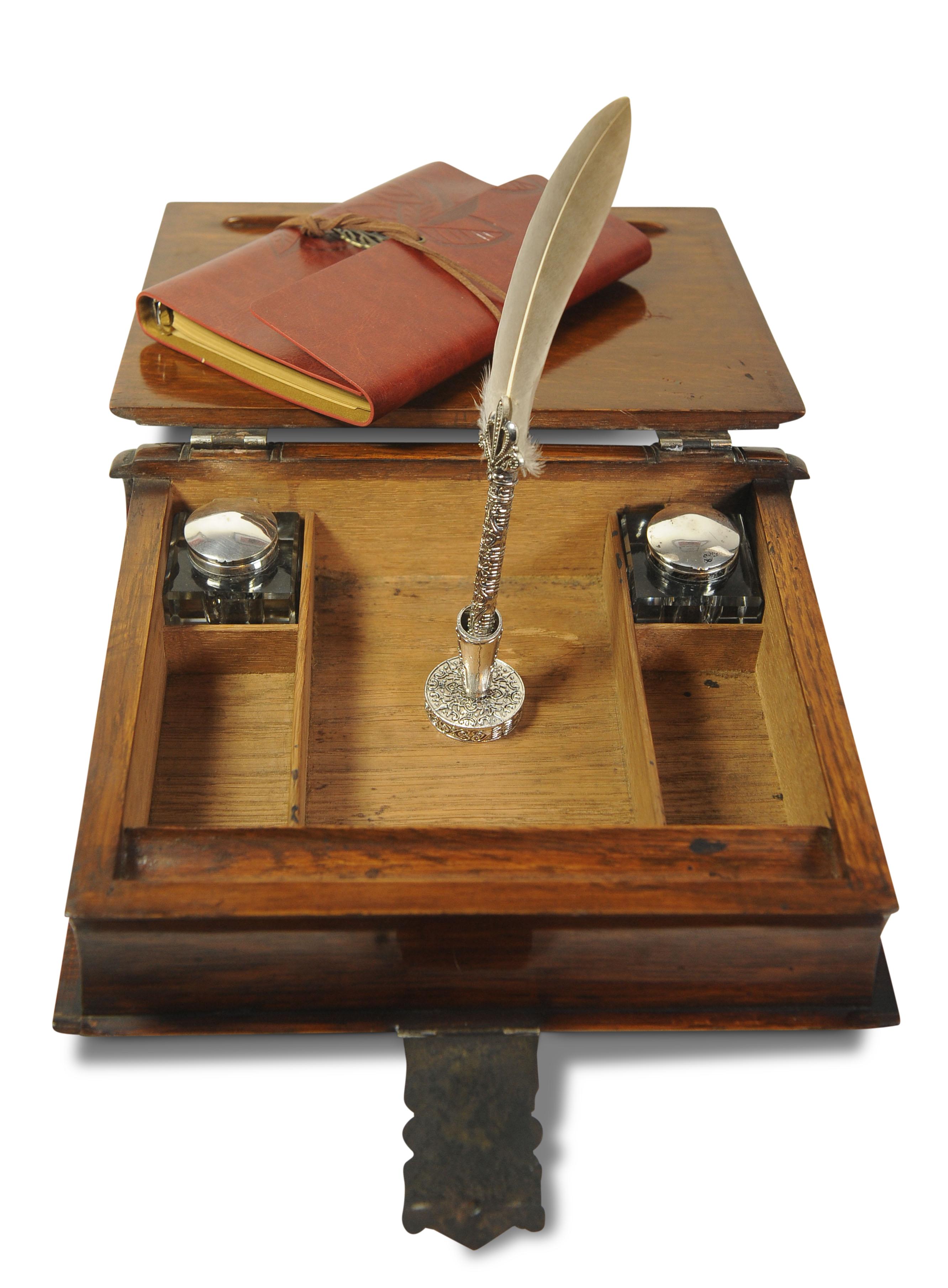 Insolita scrivania vittoriana in Oak a forma di libro con sezioni interne divise, completa di due calamai in vetro tagliato legati da decorazioni in silver plate 

Calamaio quadrato da 4,8 cm circa 
Venduto con il set di blocco note e penna d'oca