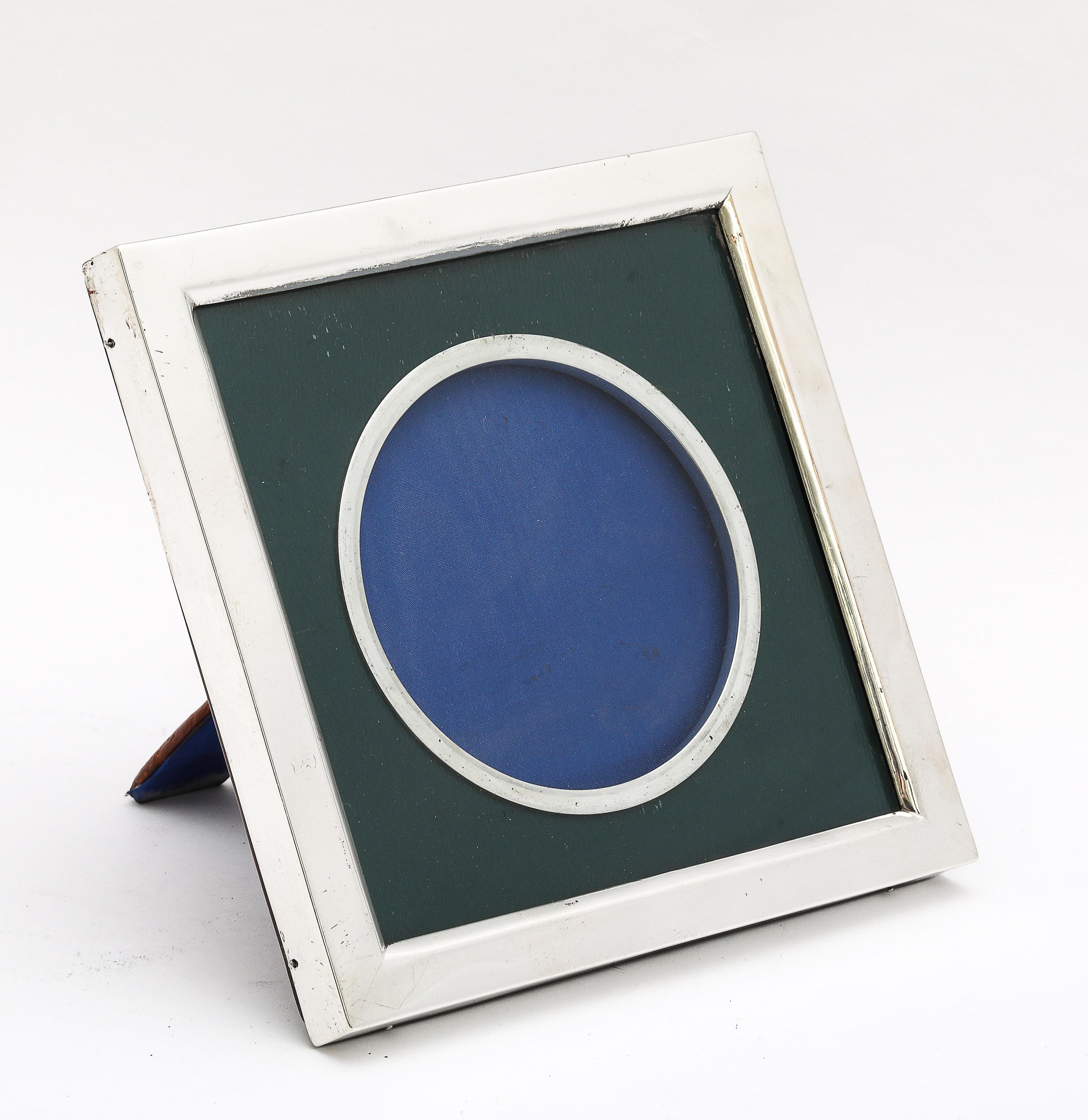 Unusual Victorian Period Sterling Silver Picture Frame By William Comyns For Sale 1