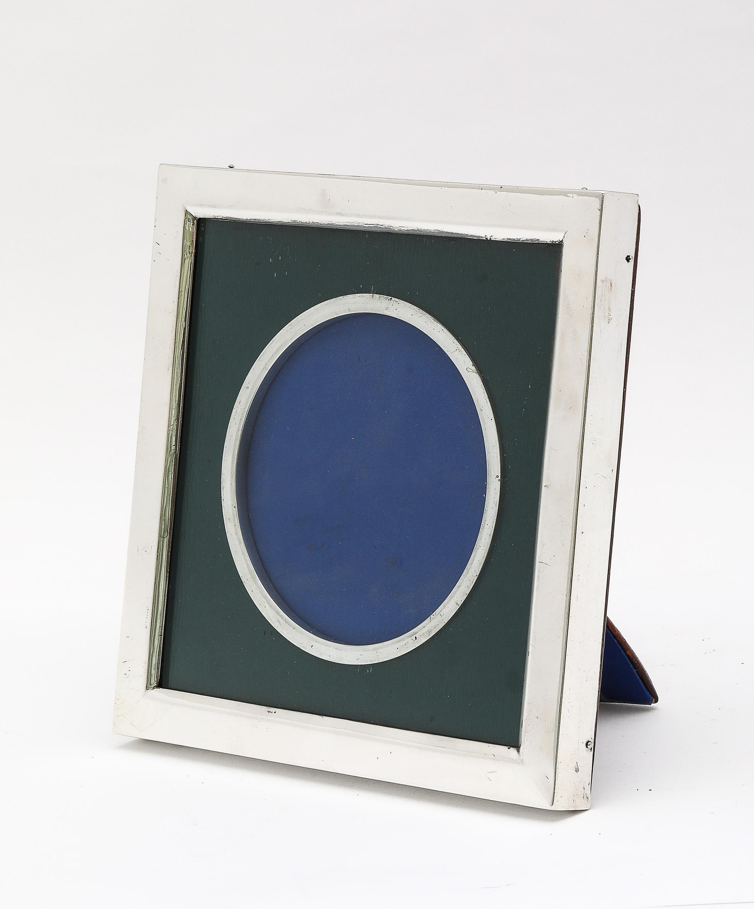 Unusual Victorian Period Sterling Silver Picture Frame By William Comyns For Sale 4