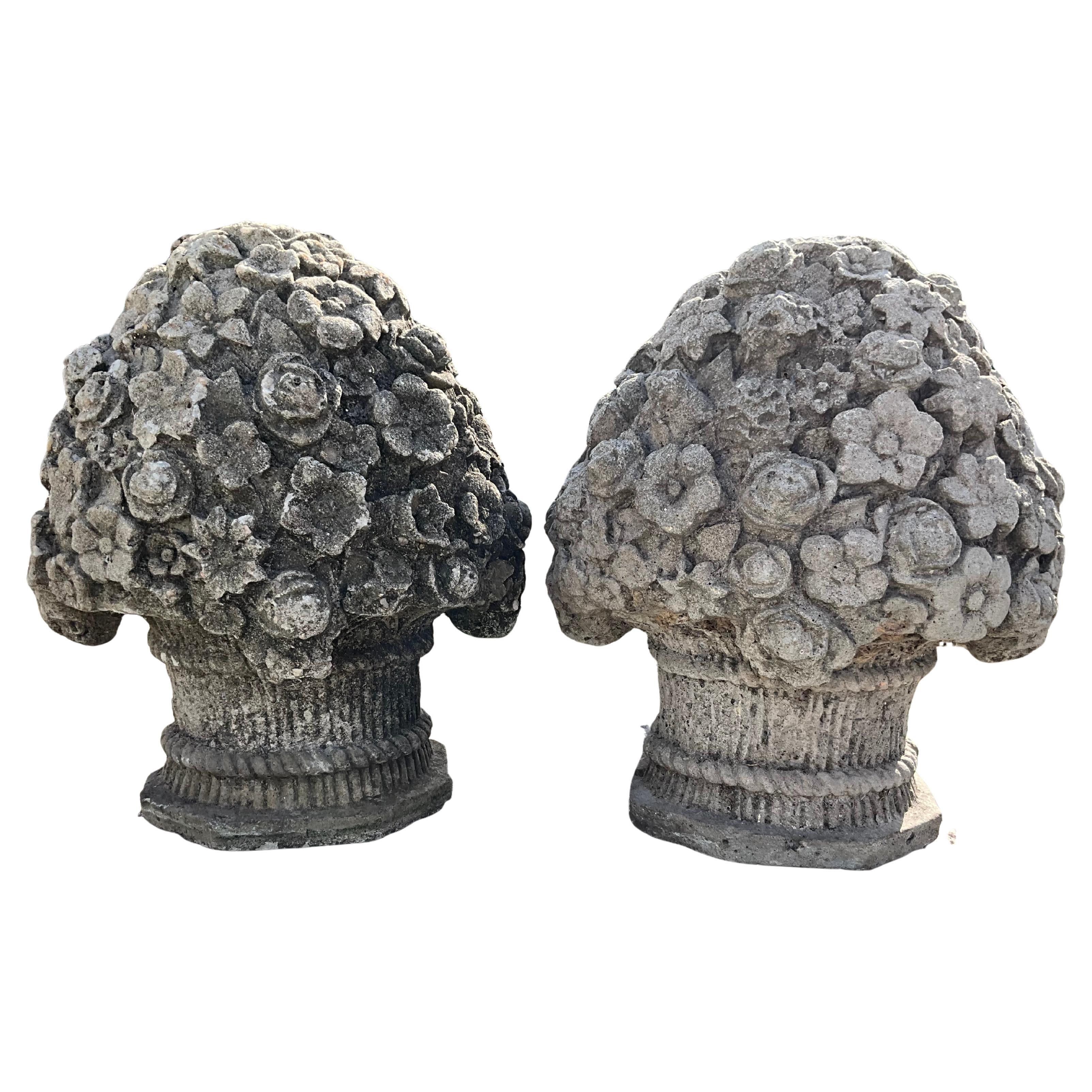 Insolita coppia di terminali floreali in cemento fuso d
epoca, alta 20″. in vendita