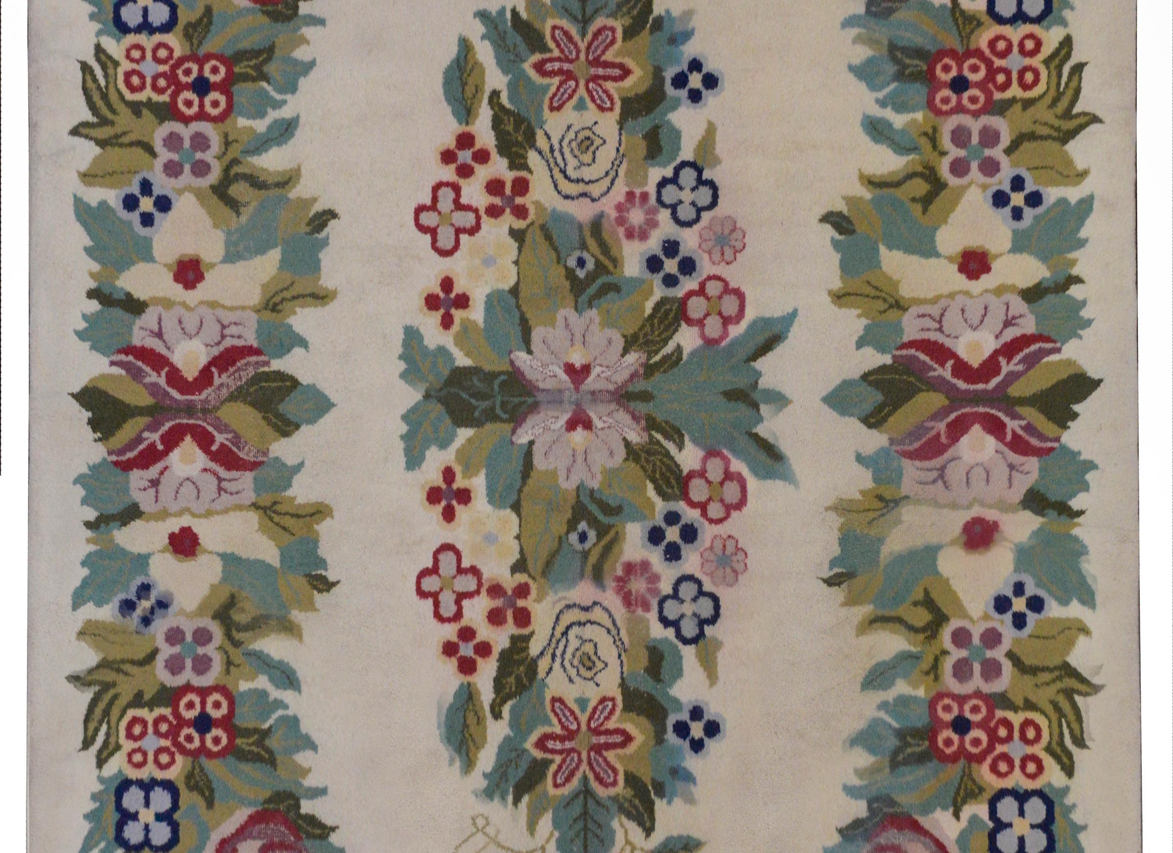 Ein ungewöhnlicher alter indischer Teppich mit einem chinesischen Muster im Art-Déco-Stil, das Blumensträuße in verschiedenen Grün-, Rosa-, Preiselbeer- sowie hell- und dunkelindigofarbener Wolle enthält, umgeben von einer Bordüre aus ähnlich
