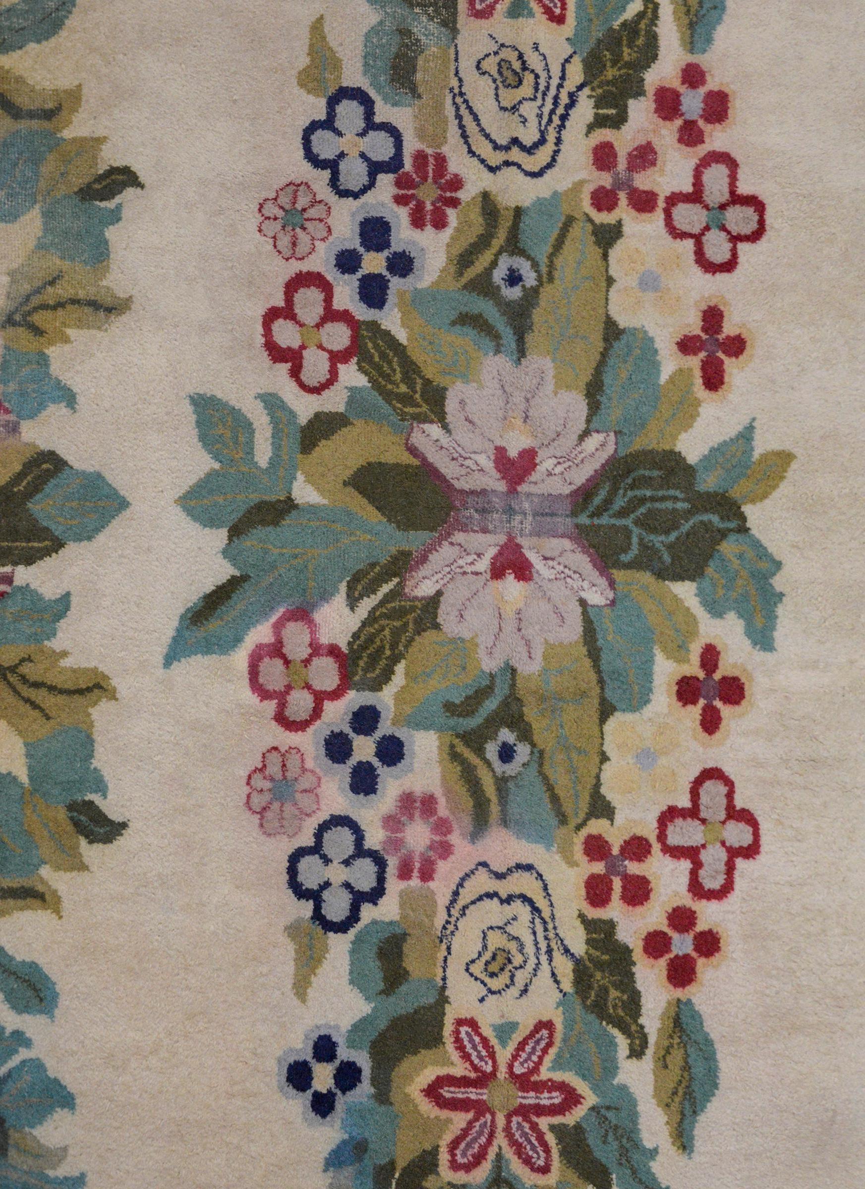 Ungewöhnlicher Vintage-Teppich im chinesischen Stil (Indisch) im Angebot