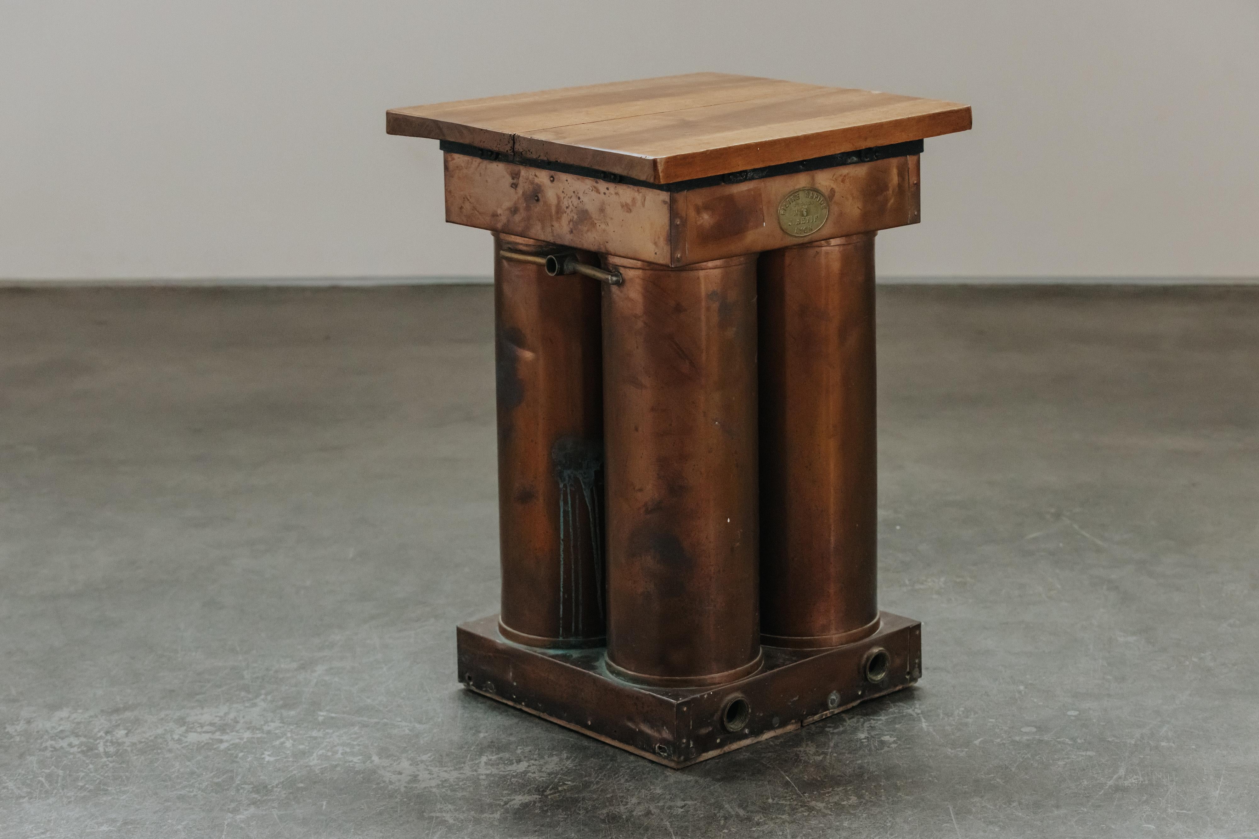 Insolite table vintage en cuivre de France, Circa 1960.  Modèle rare avec une base tubulaire en cuivre.  Usure et utilisation très légères.