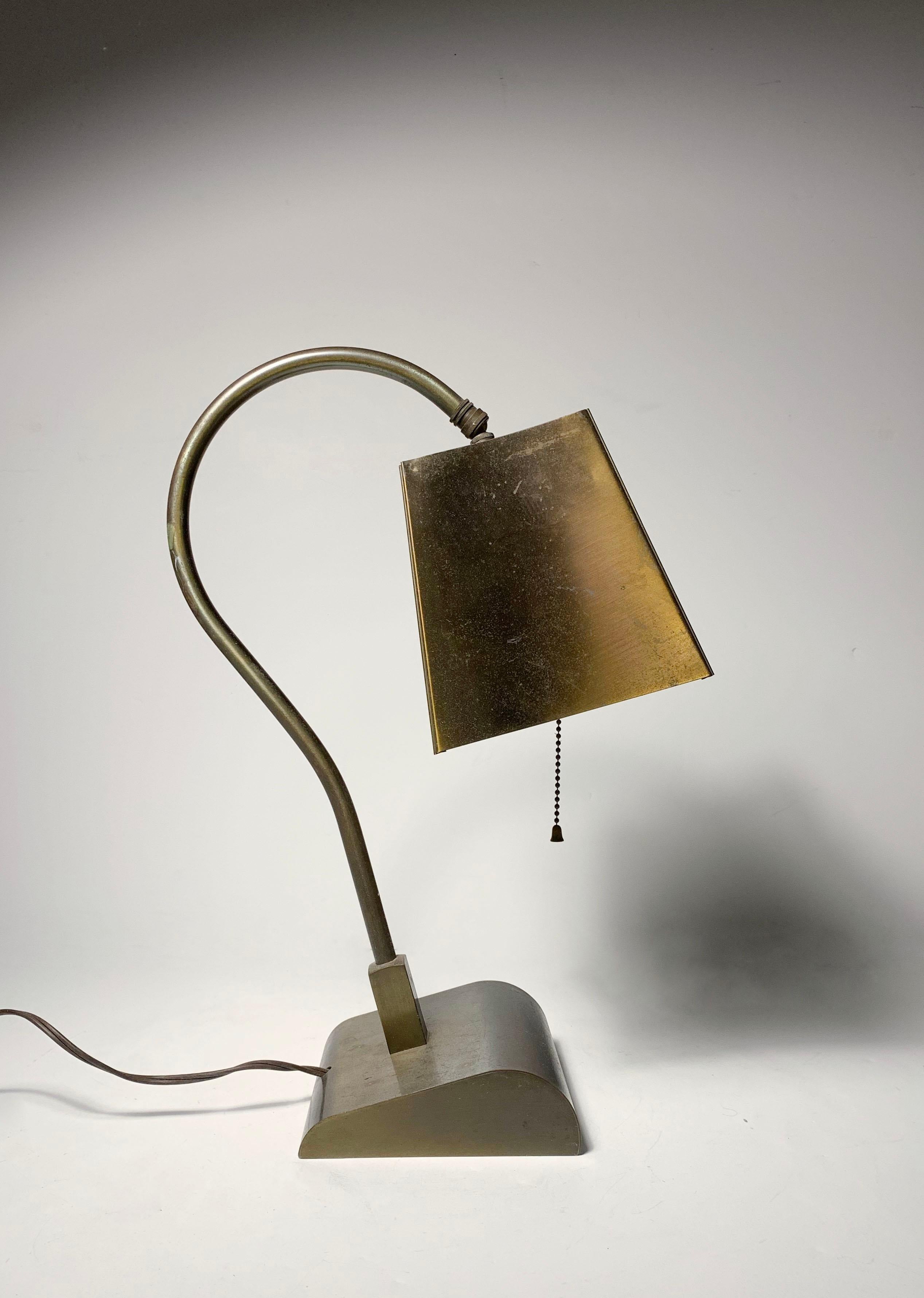 Insolita lampada da tavolo in ottone Vintage Deco. Designer sconosciuto. Molto probabilmente di Kem Weber o Walter Von Nessen.