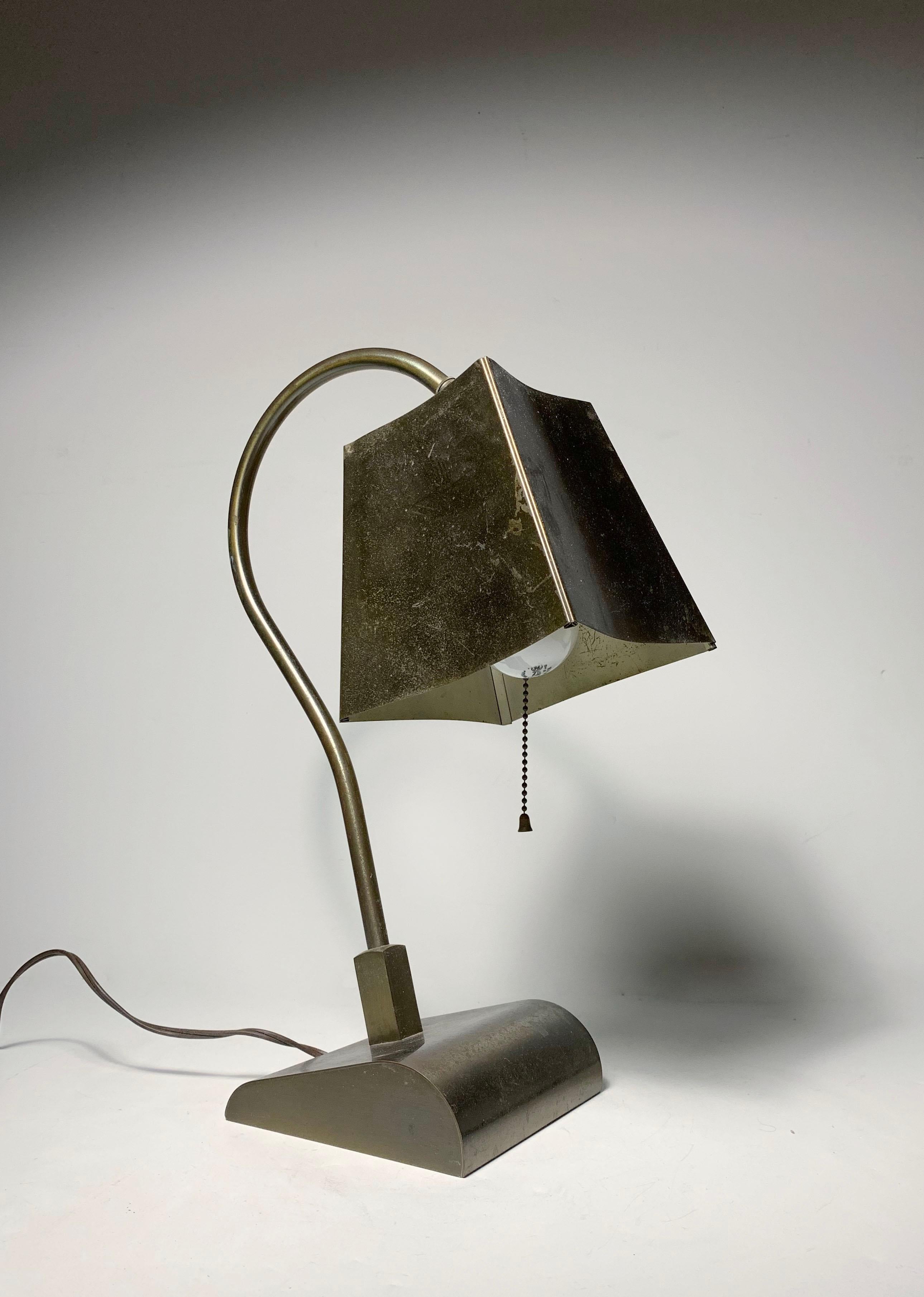 Americano Insolita lampada da tavolo in ottone Vintage Deco in vendita
