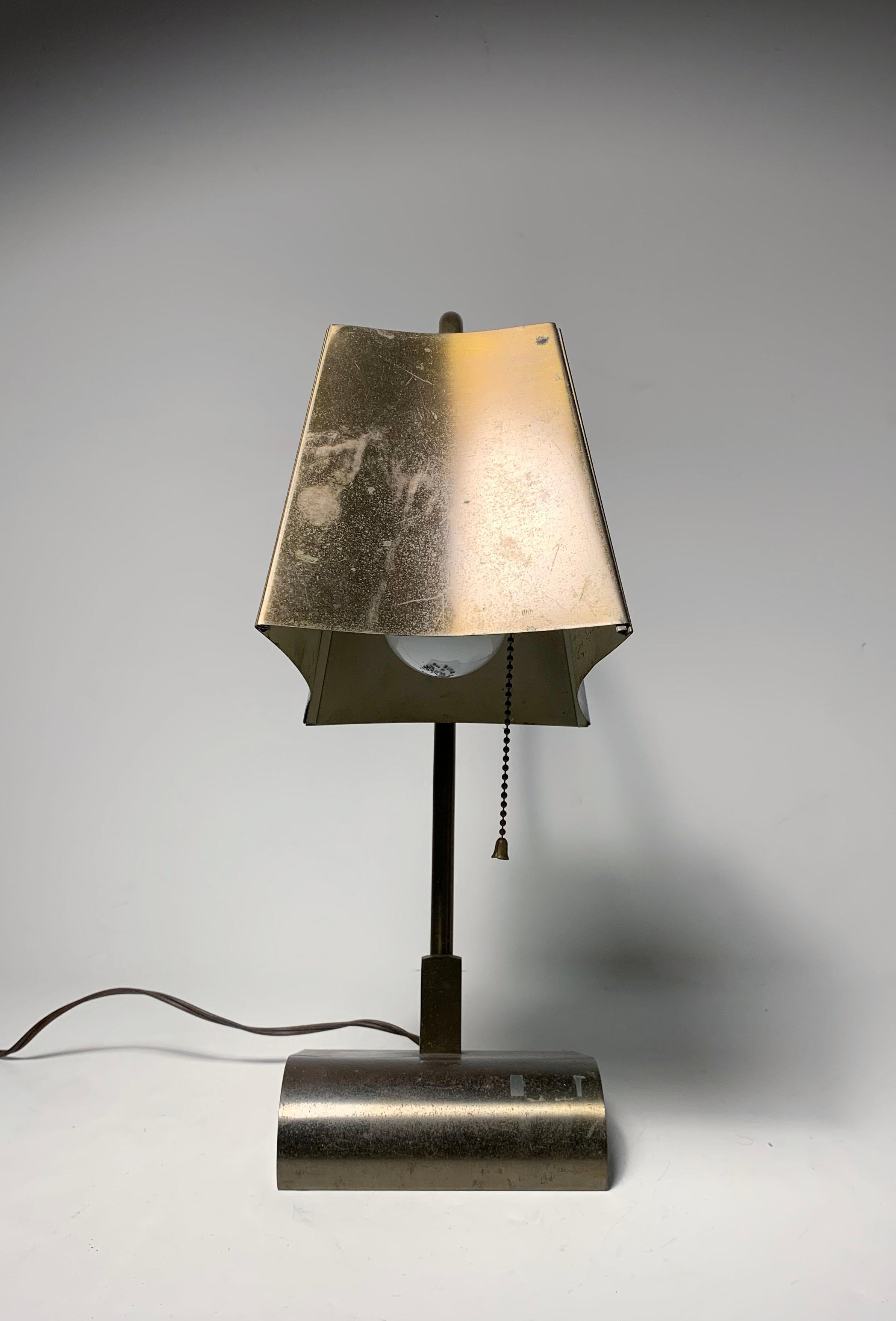 XX secolo Insolita lampada da tavolo in ottone Vintage Deco in vendita