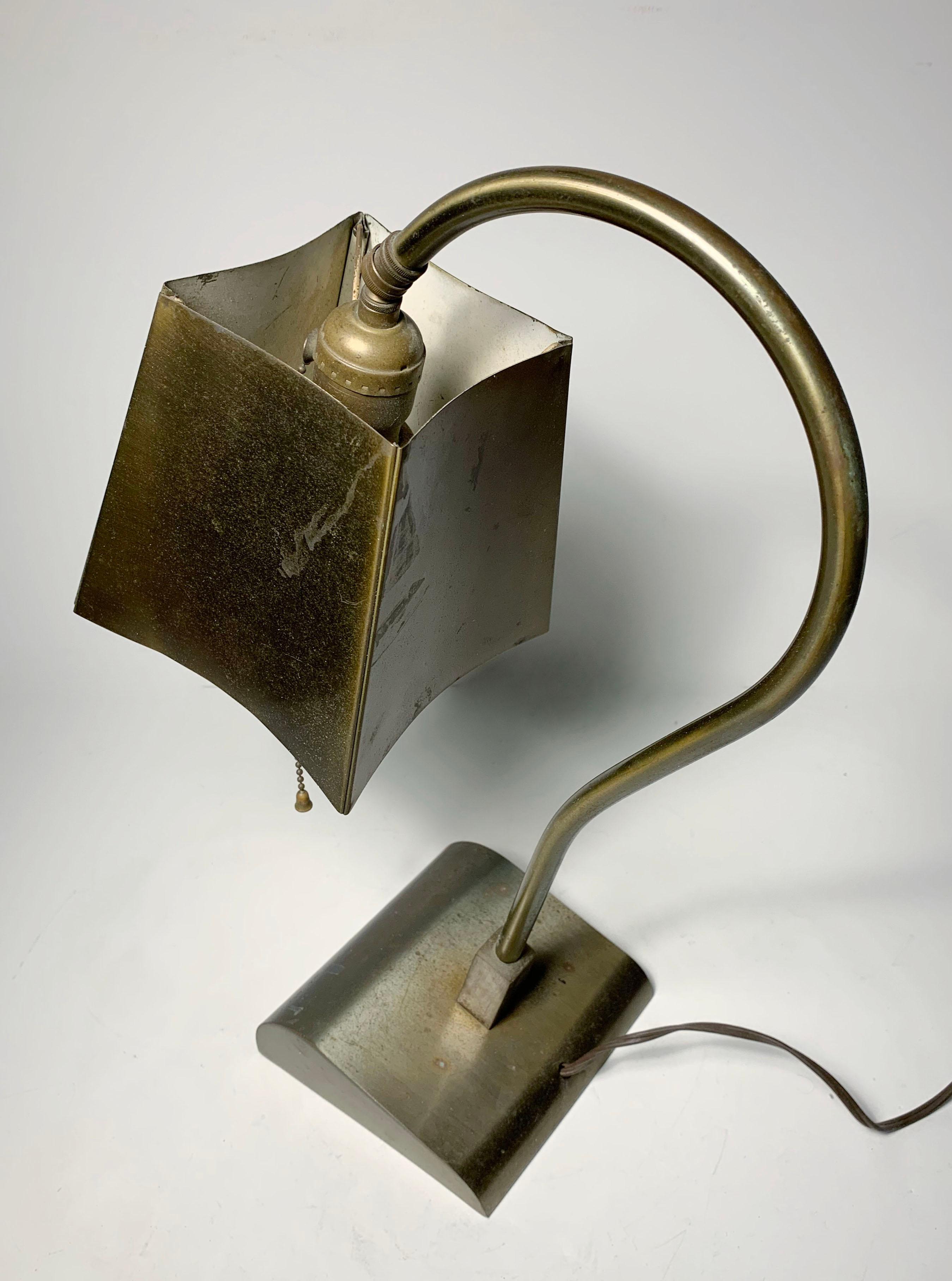 Metallo Insolita lampada da tavolo in ottone Vintage Deco in vendita