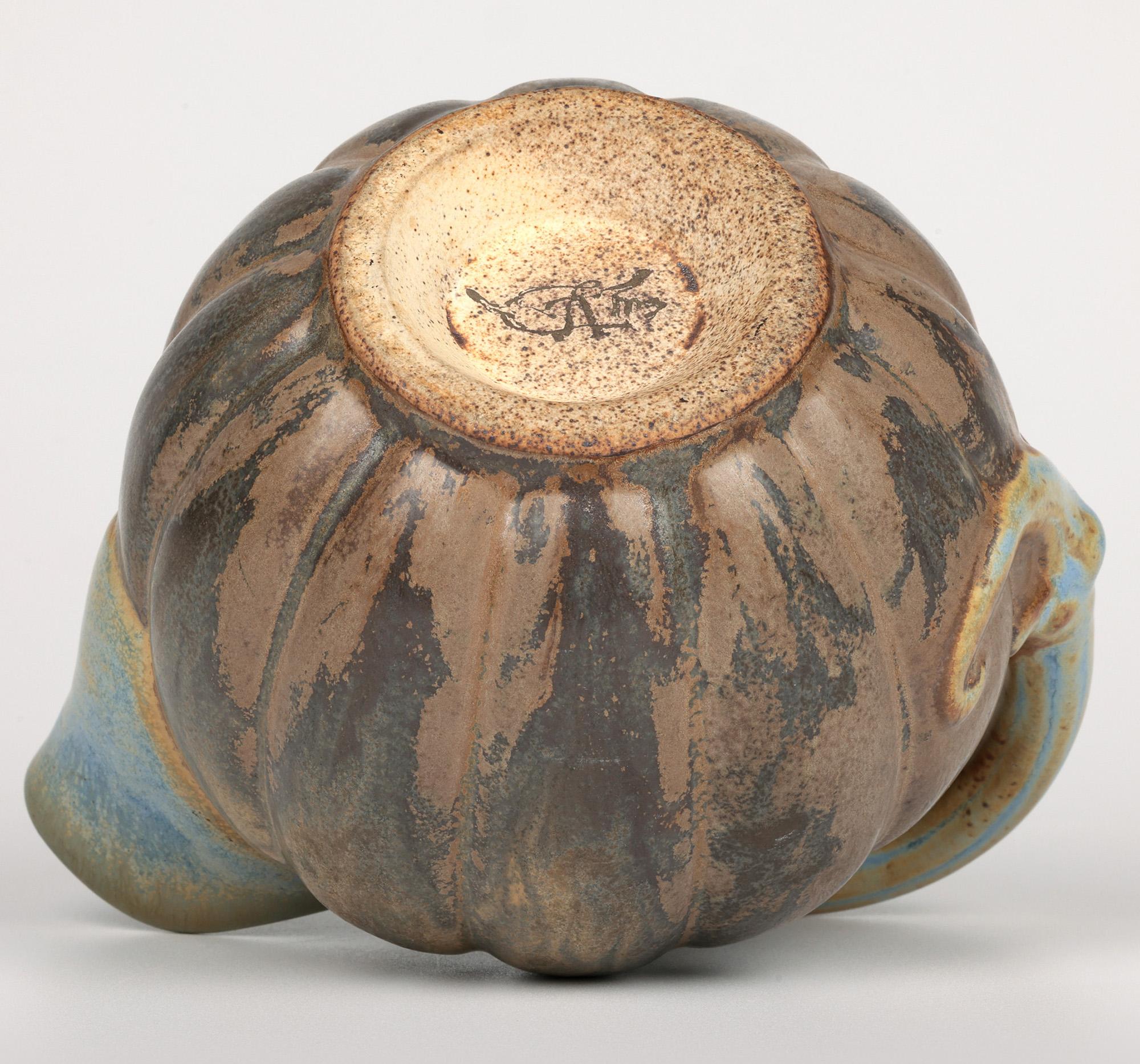 Inhabituelle cruche vintage en forme de melon en poterie d'art émaillée en vente 7