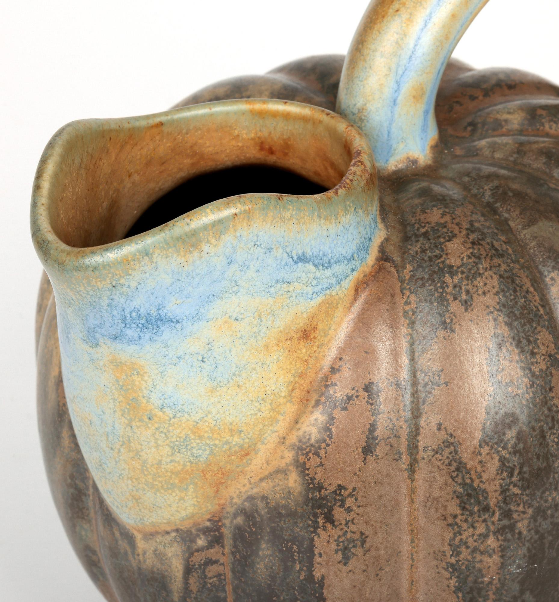 Mid-Century Modern Inhabituelle cruche vintage en forme de melon en poterie d'art émaillée en vente