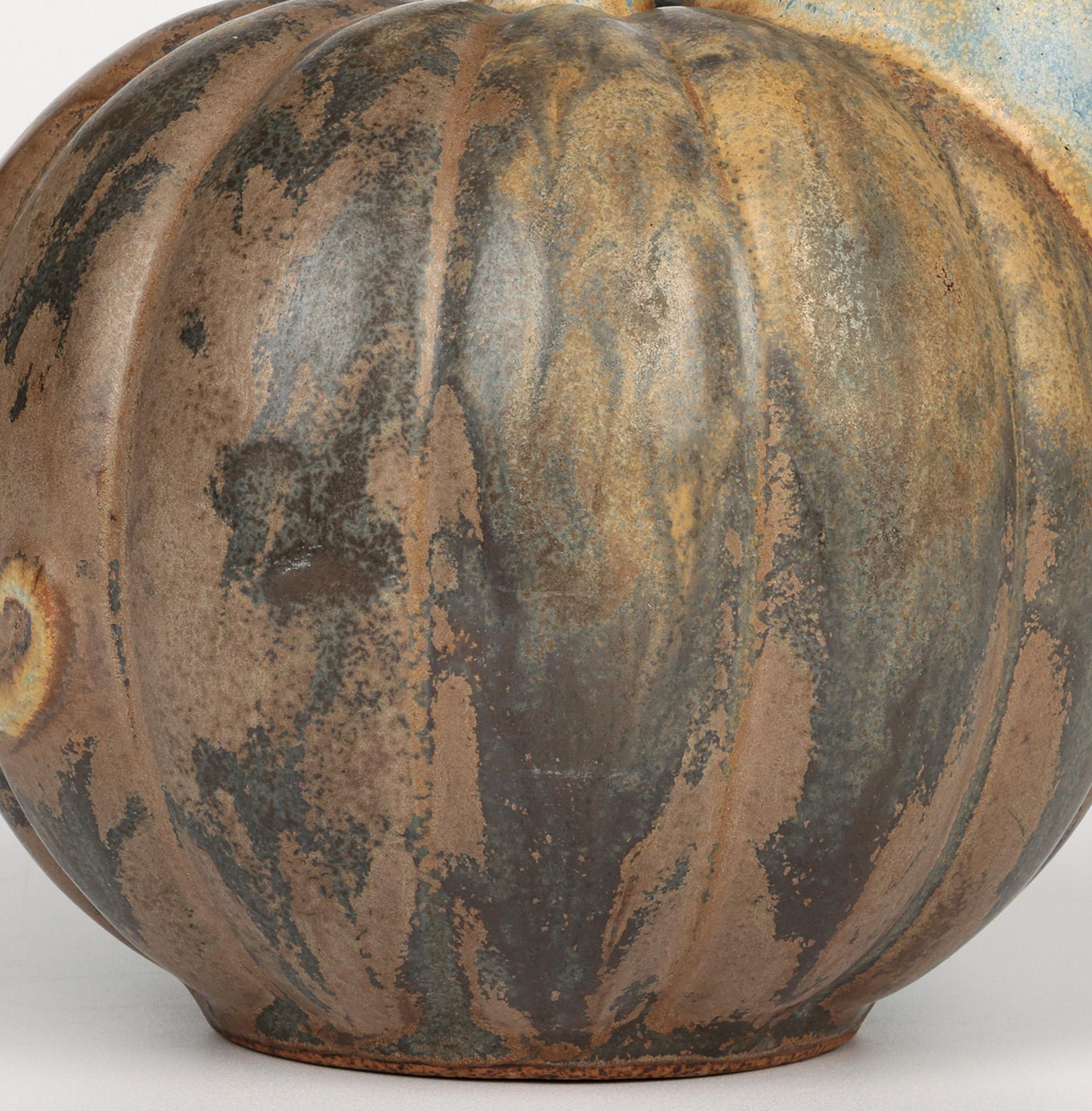 Vernissé Inhabituelle cruche vintage en forme de melon en poterie d'art émaillée en vente