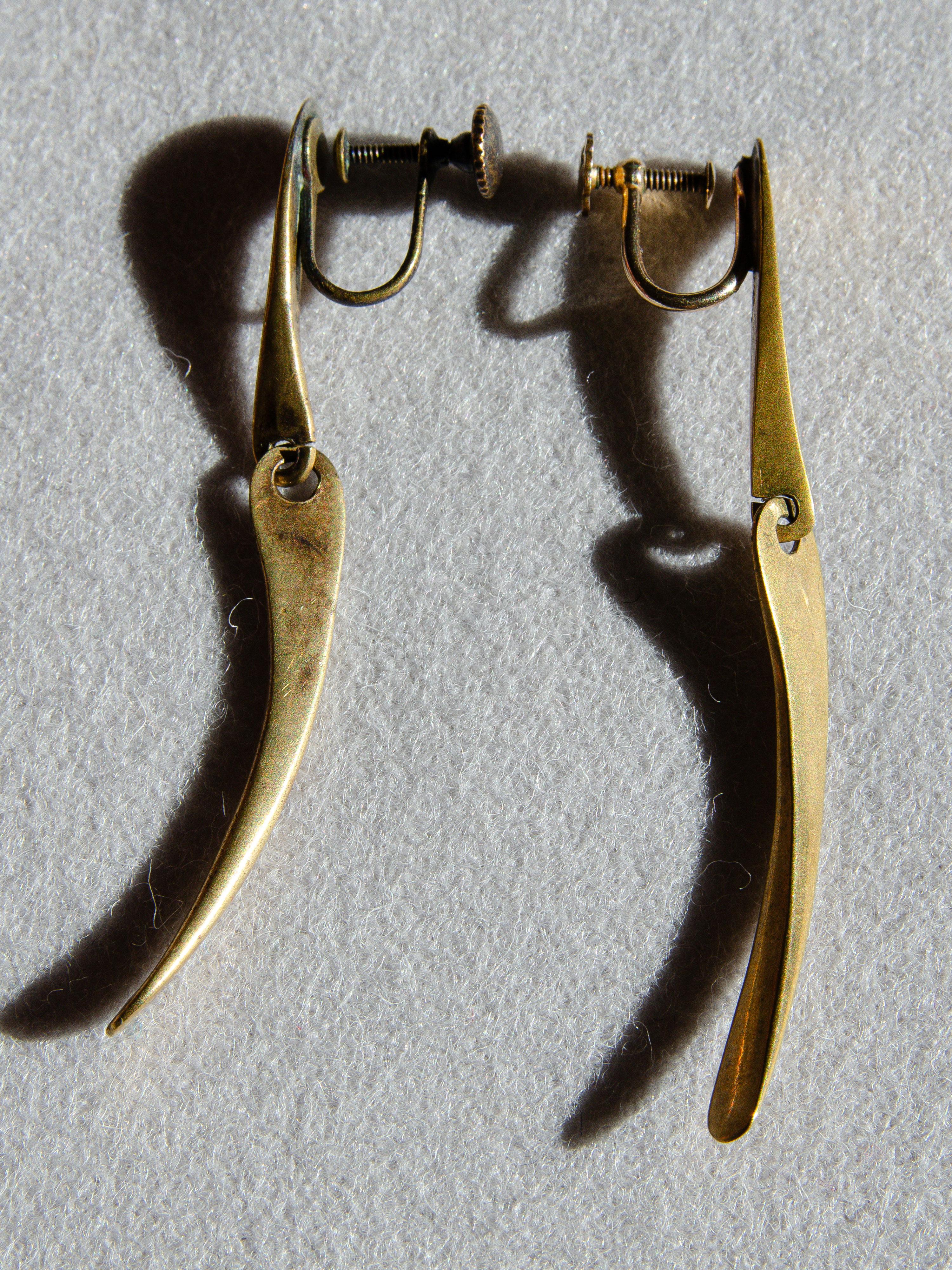 Cette rare paire de boucles d'oreilles à deux niveaux en laiton a été conçue par le bijoutier moderniste de Greenwich Village, Art Smith, dans les années 1950. Jewell est considéré comme l'un des maîtres joailliers du mouvement moderniste du milieu