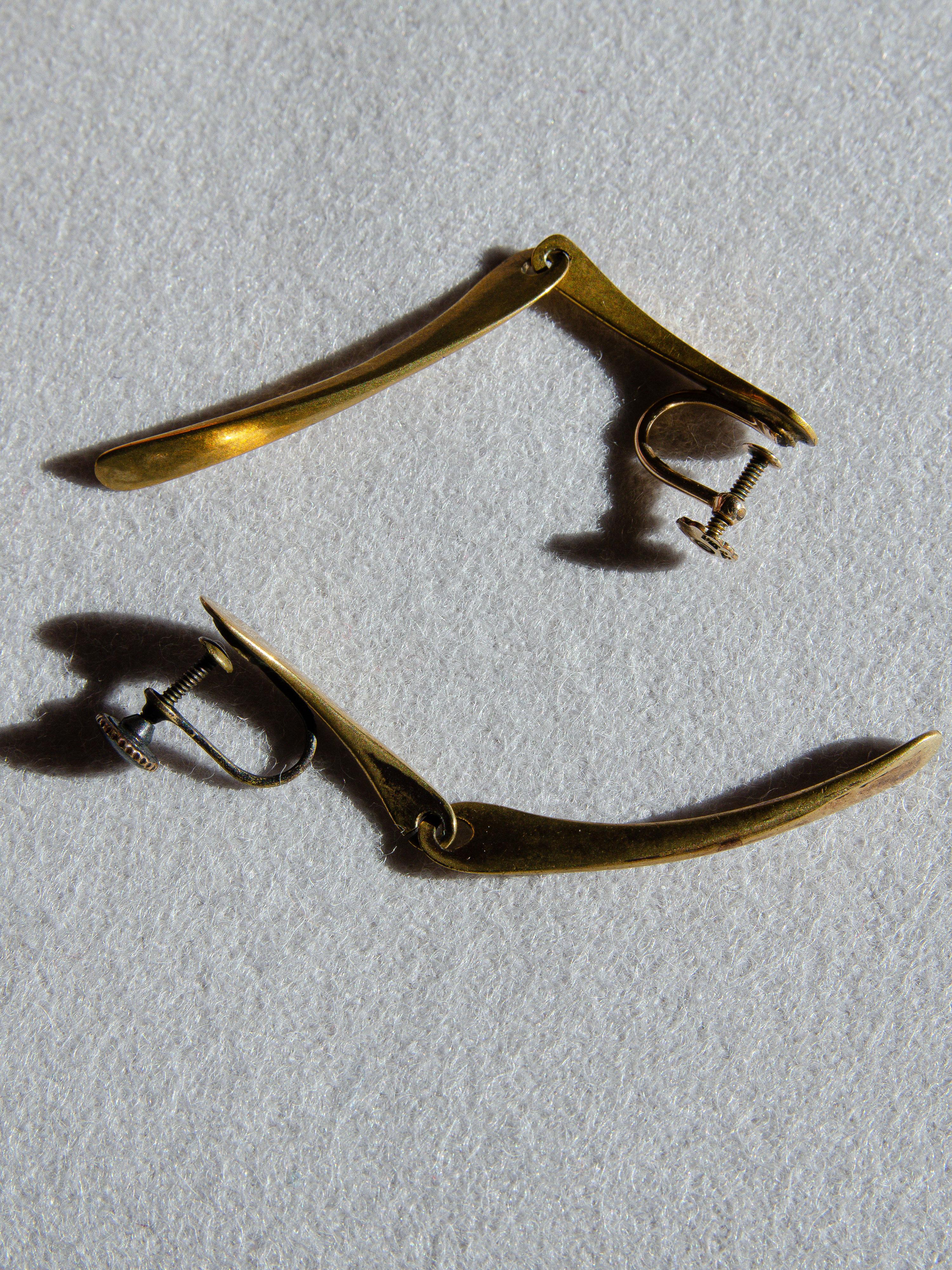 Americano Insoliti orecchini pendenti in ottone di metà secolo modernista vintage di Smith & Smith in vendita