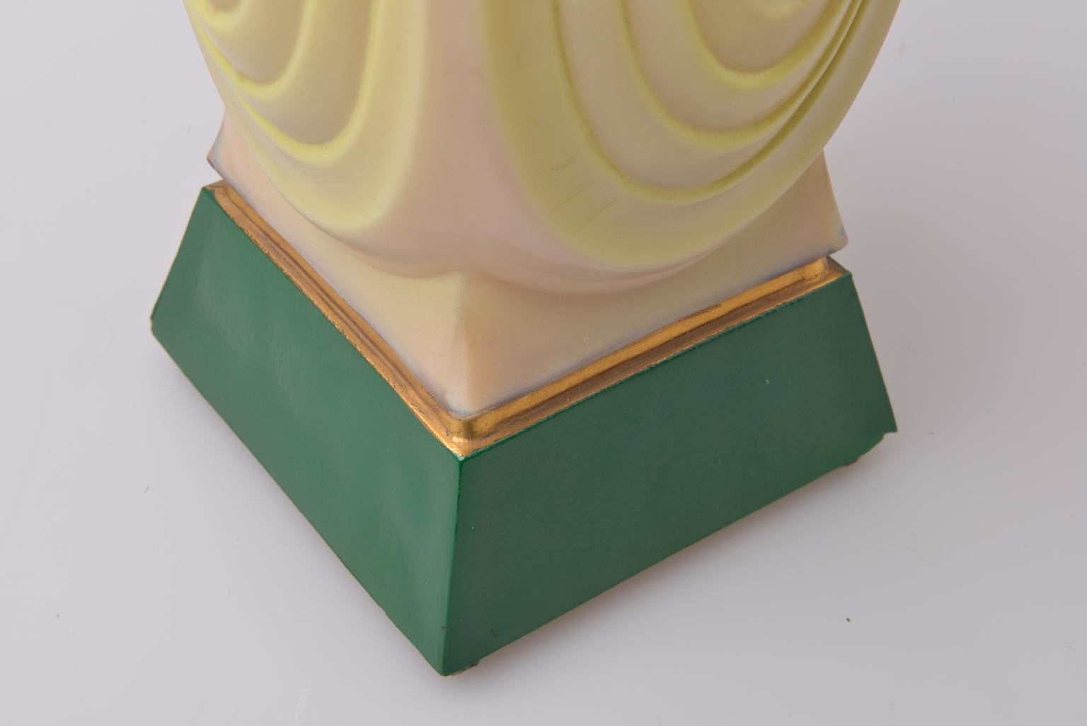Paire de lampes élégantes en verre opalin de Murano en vente 2