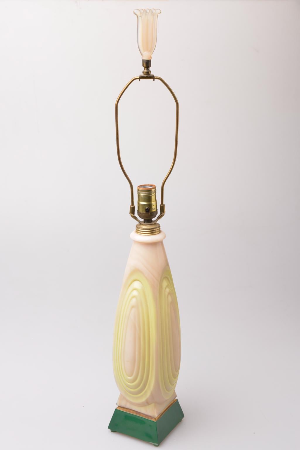 Mouvement esthétique  Paire de lampes élégantes en verre opalin de Murano en vente